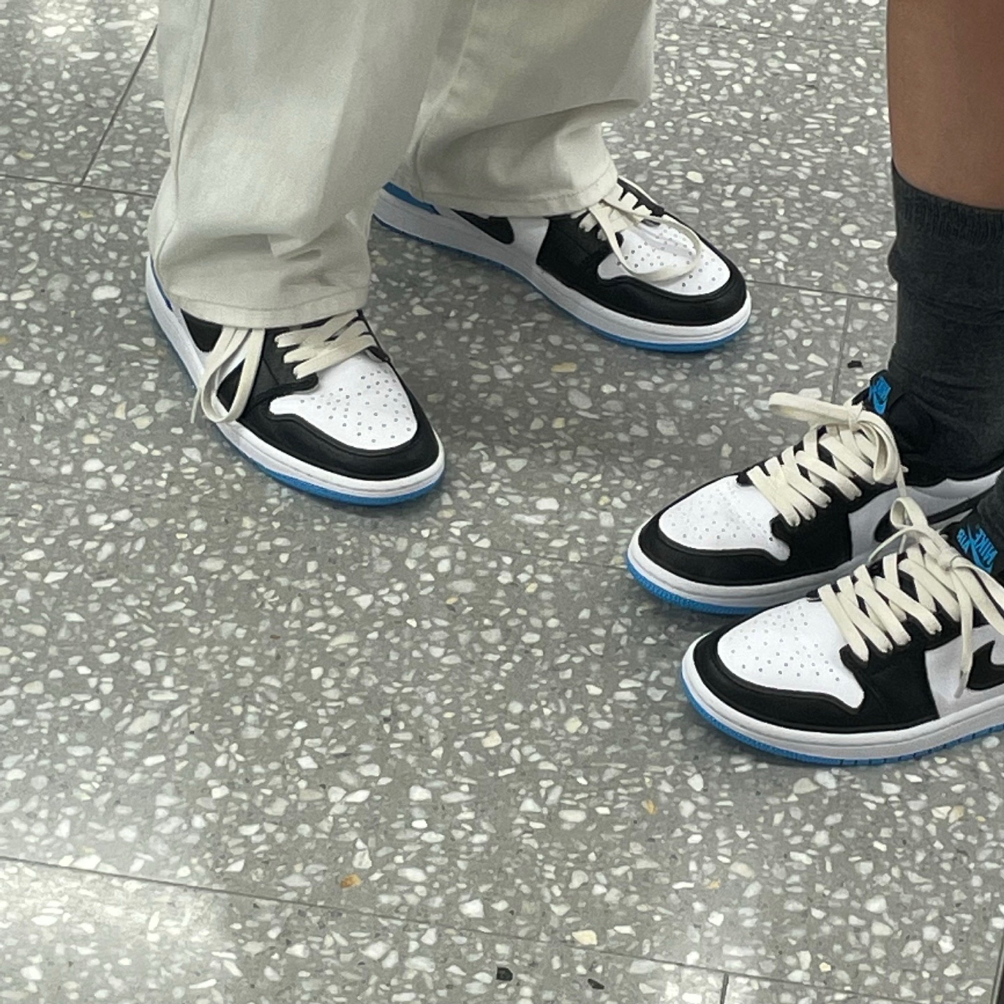 Jordan 1 Retro Low OG Black and Dark Powder Blue 착용 스타일 - 2