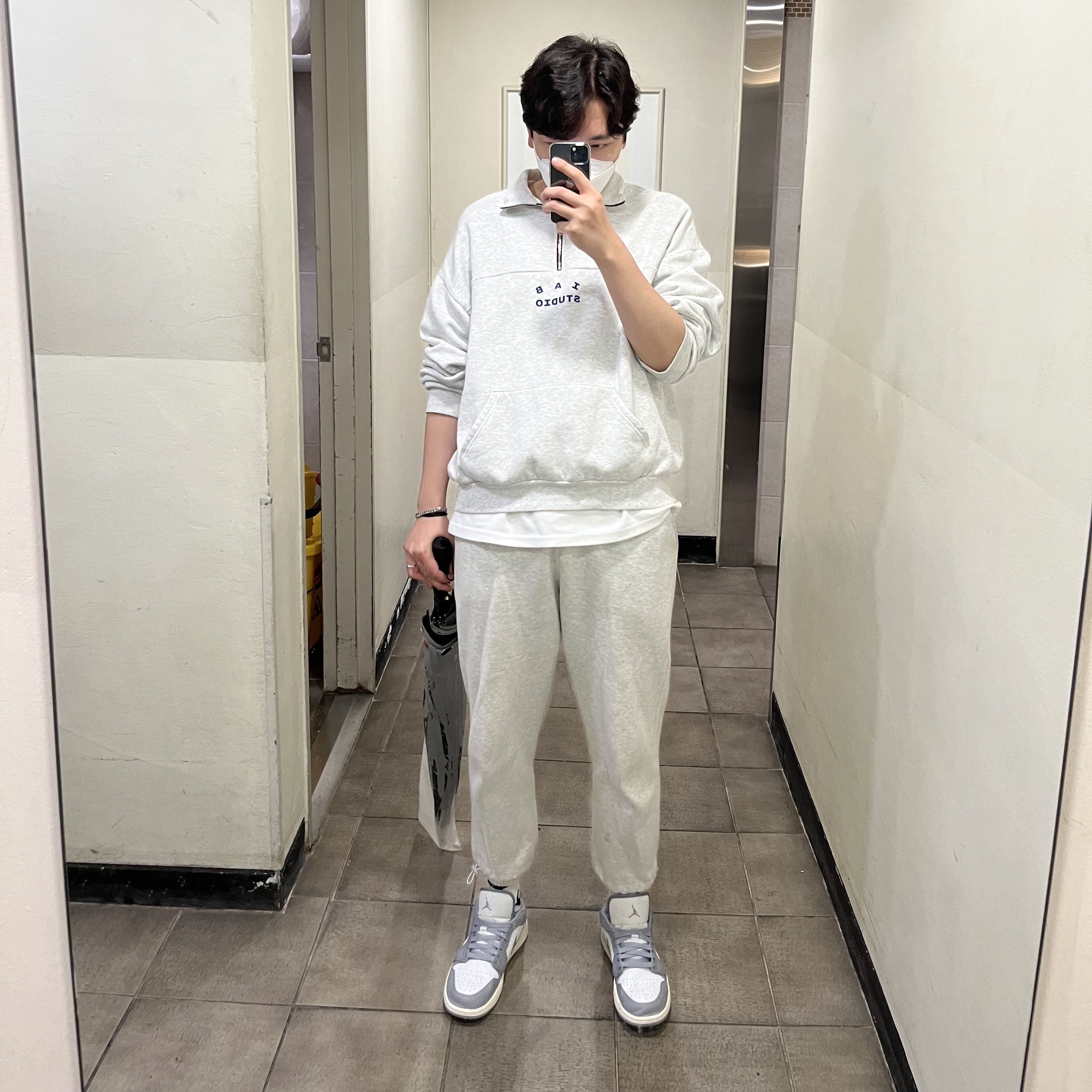 Jordan 1 Low Stealth and White, IAB Studio T-Shirt White Light Green 착용 스타일