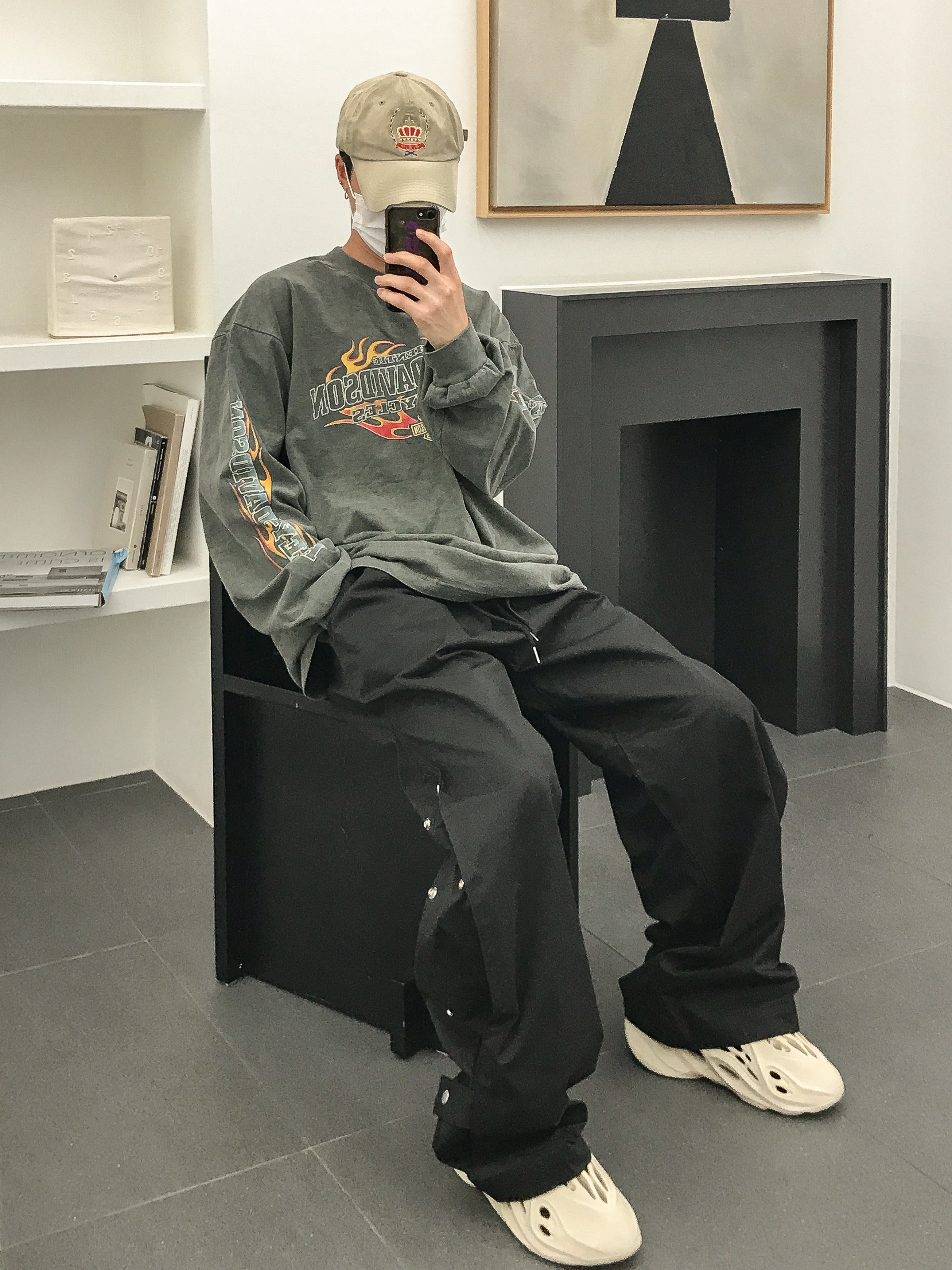 Adidas Yeezy Foam RNNR Sand 착용 스타일