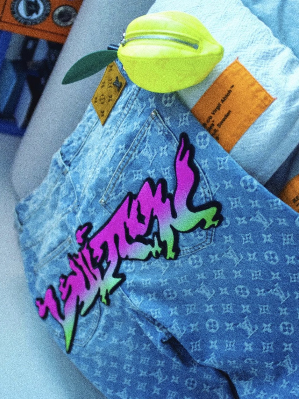 Louis Vuitton Baggy Denim Pants Indigo, Louis Vuitton Lemon Pouch 착용 스타일