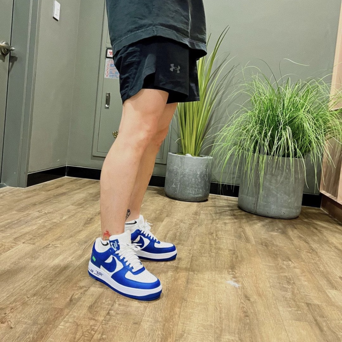 Louis Vuitton x Nike Air Force 1 Low by Virgil Abloh White Team Royal 착용 스타일 - 3