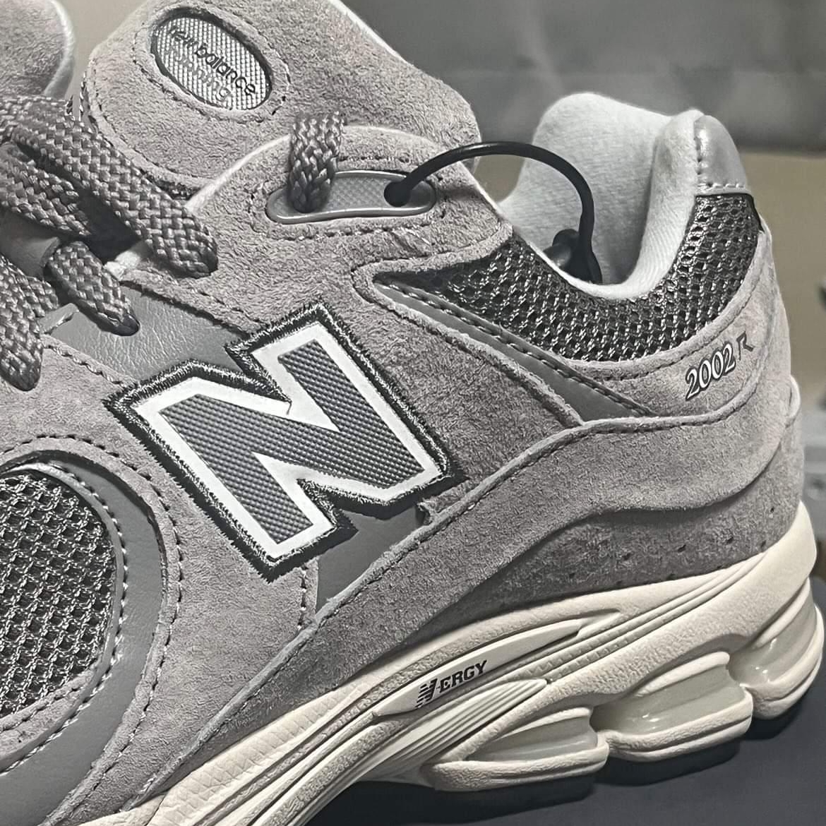 New Balance 2002R Grey 착용 스타일 - 1