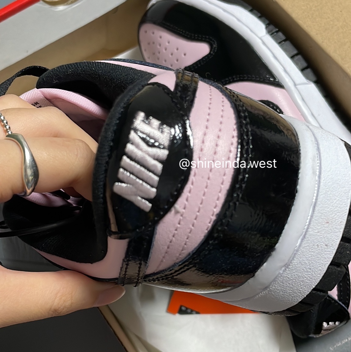 (W) Nike Dunk Low Essential Pink Foam Black 착용 스타일 - 3