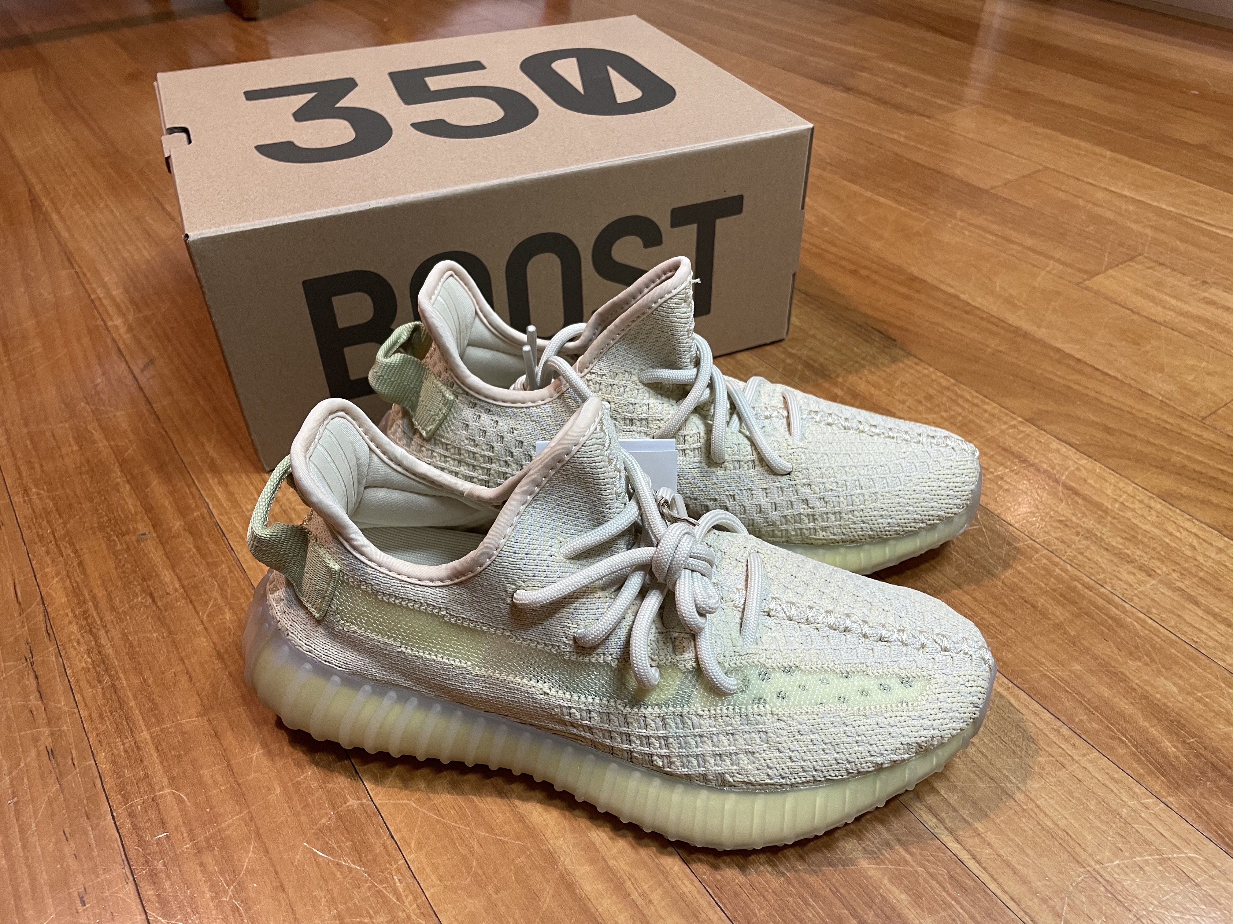 Adidas Yeezy Boost 350 V2 Flax 2022 착용 스타일 - 1