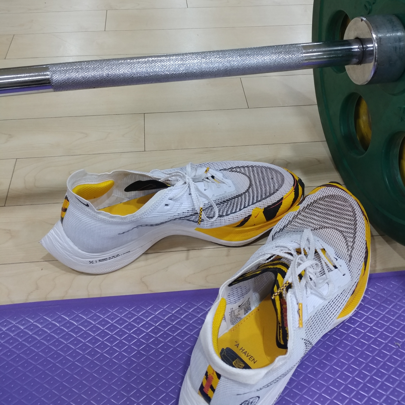 Nike ZoomX Vaporfly Next% 2 BRS White University Gold 착용 스타일 - 2