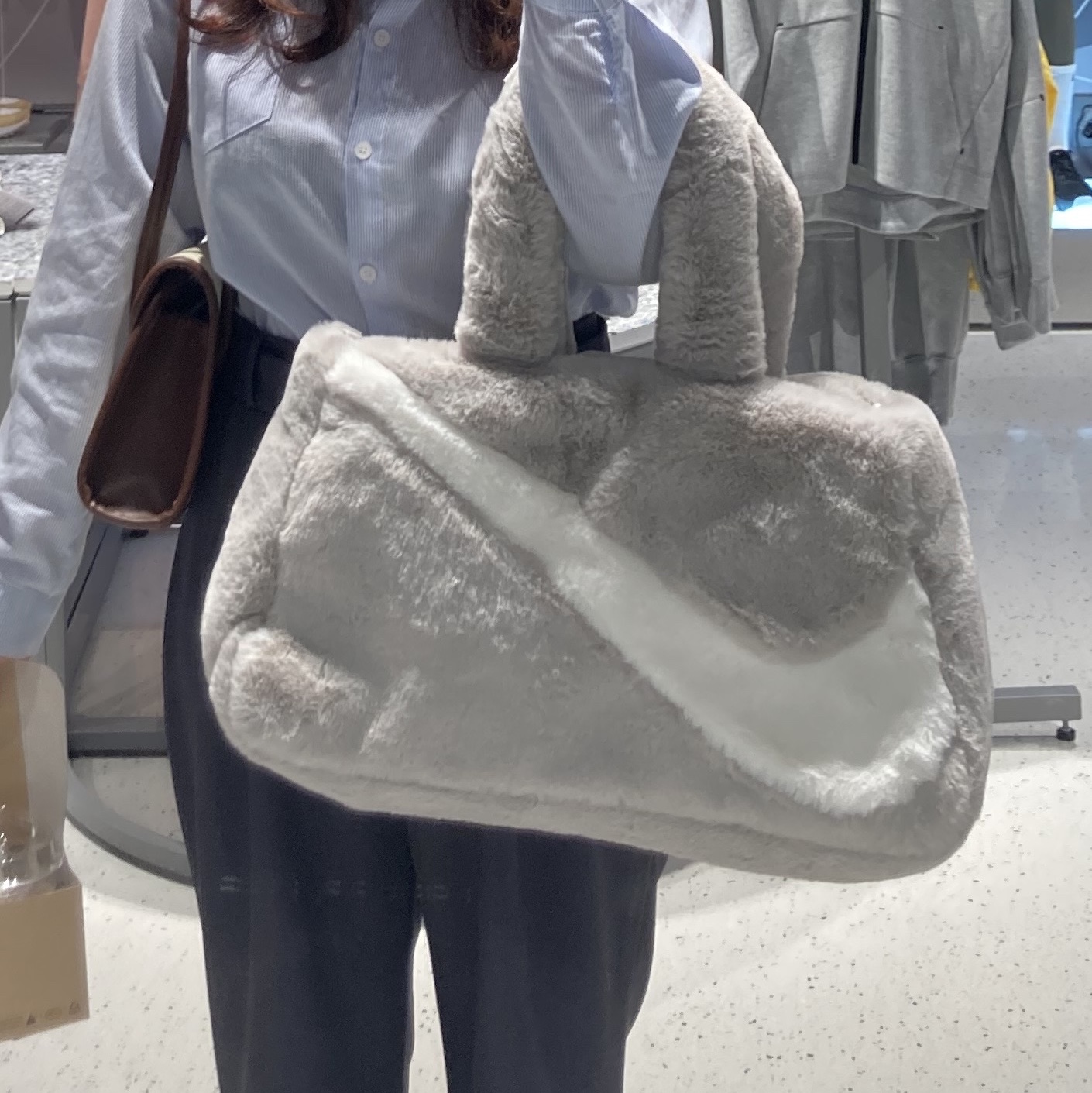 Nike NSW Faux Fur Tote Bag Light Iron Ore 착용 스타일