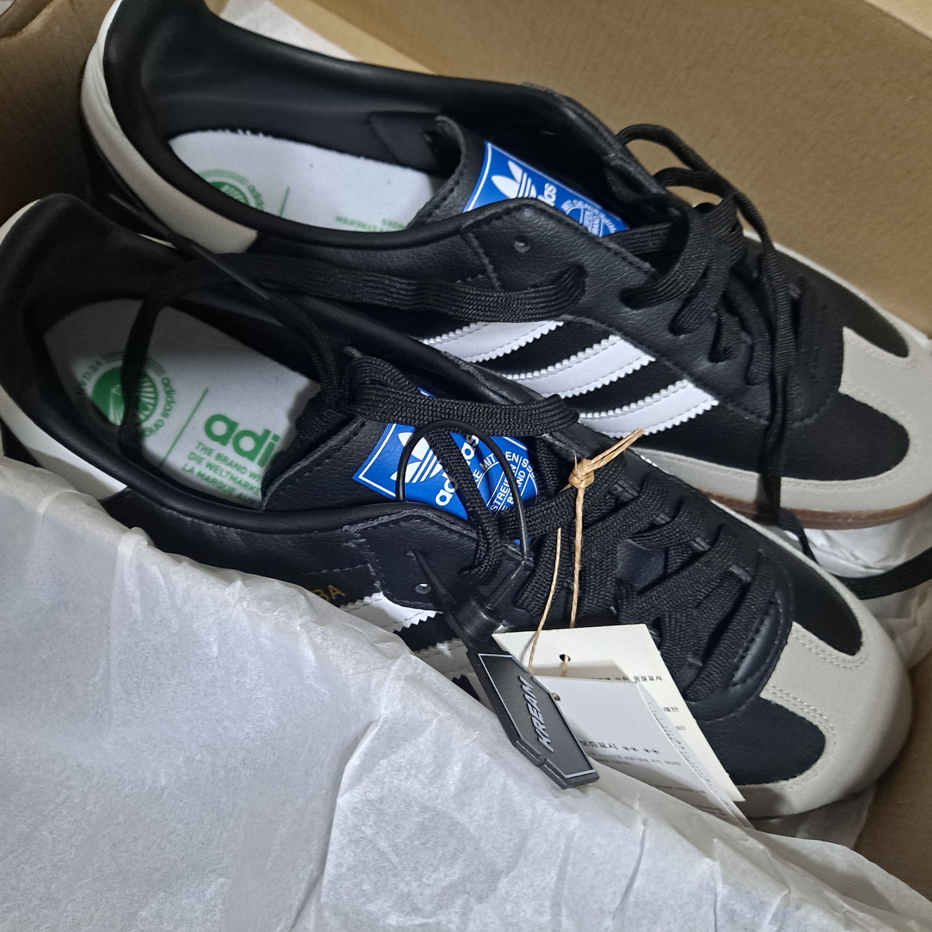 Adidas Samba Vegan Black White 착용 스타일 - 2