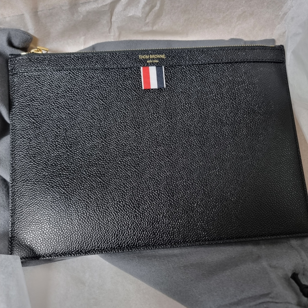 Thom Browne Small Tablet Clutch Black 착용 스타일