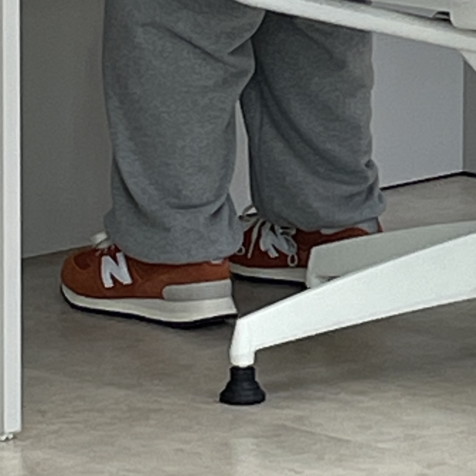 New Balance 574 Heritage Orange Burst White 착용 스타일