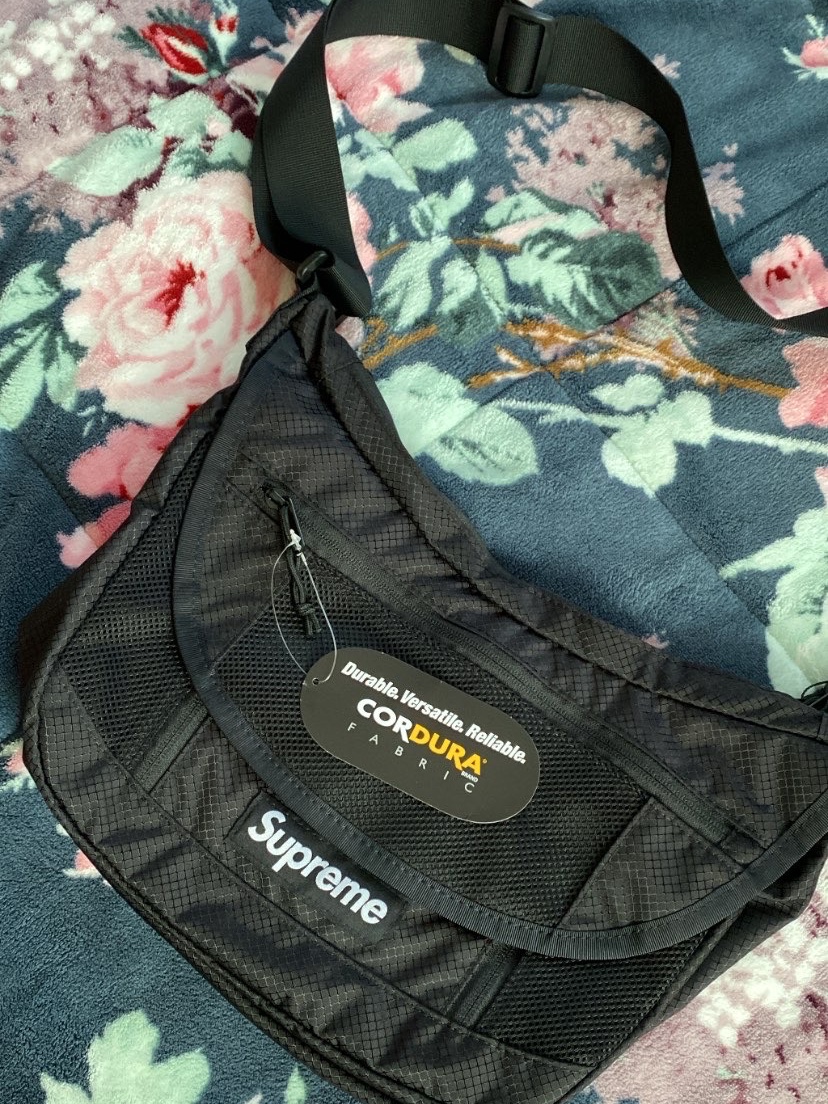 Supreme Small Messenger Bag Black - 22SS 착용 스타일