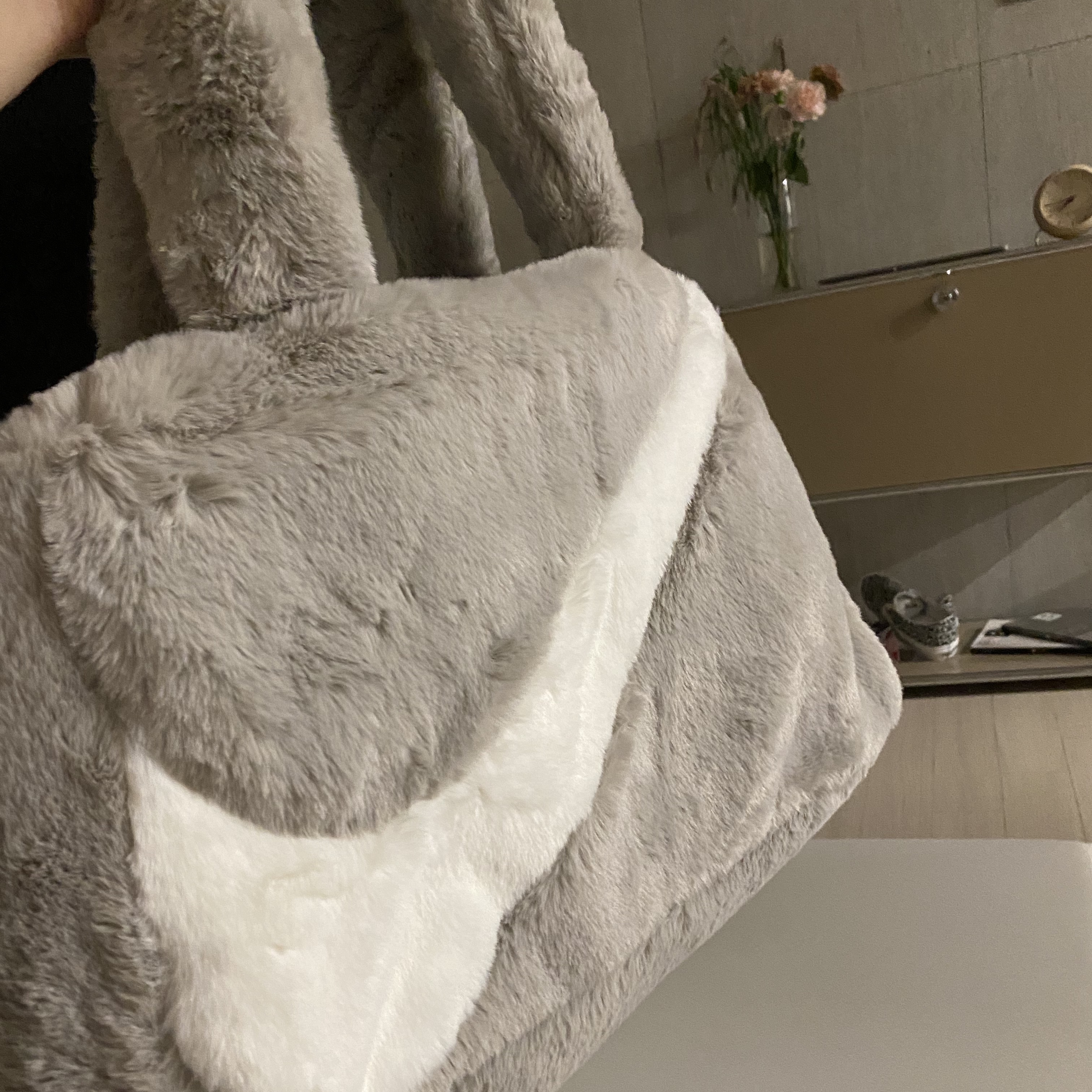 Nike NSW Faux Fur Tote Bag Light Iron Ore 착용 스타일