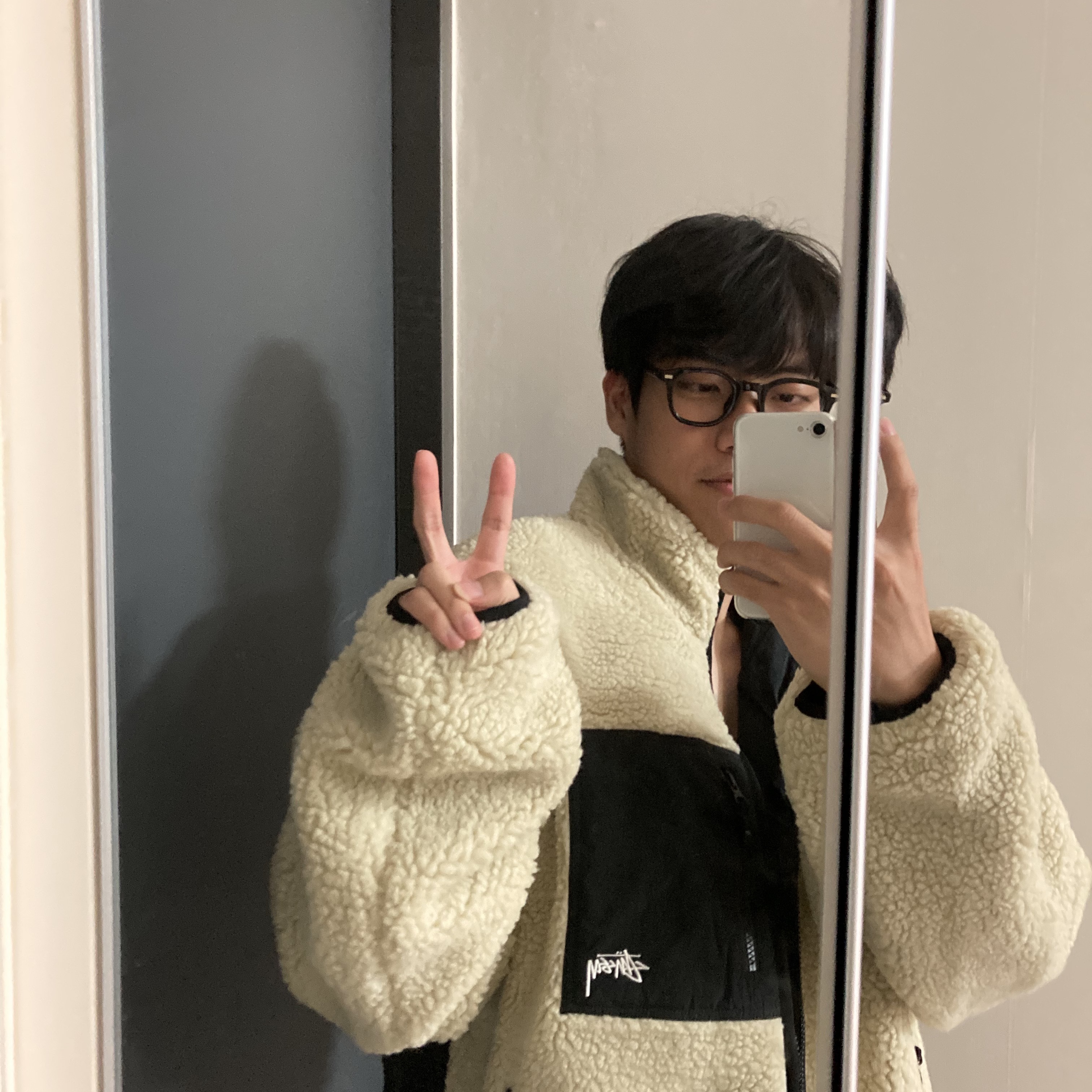 Stussy 8 Ball Sherpa Jacket Natural 착용 스타일 - 2