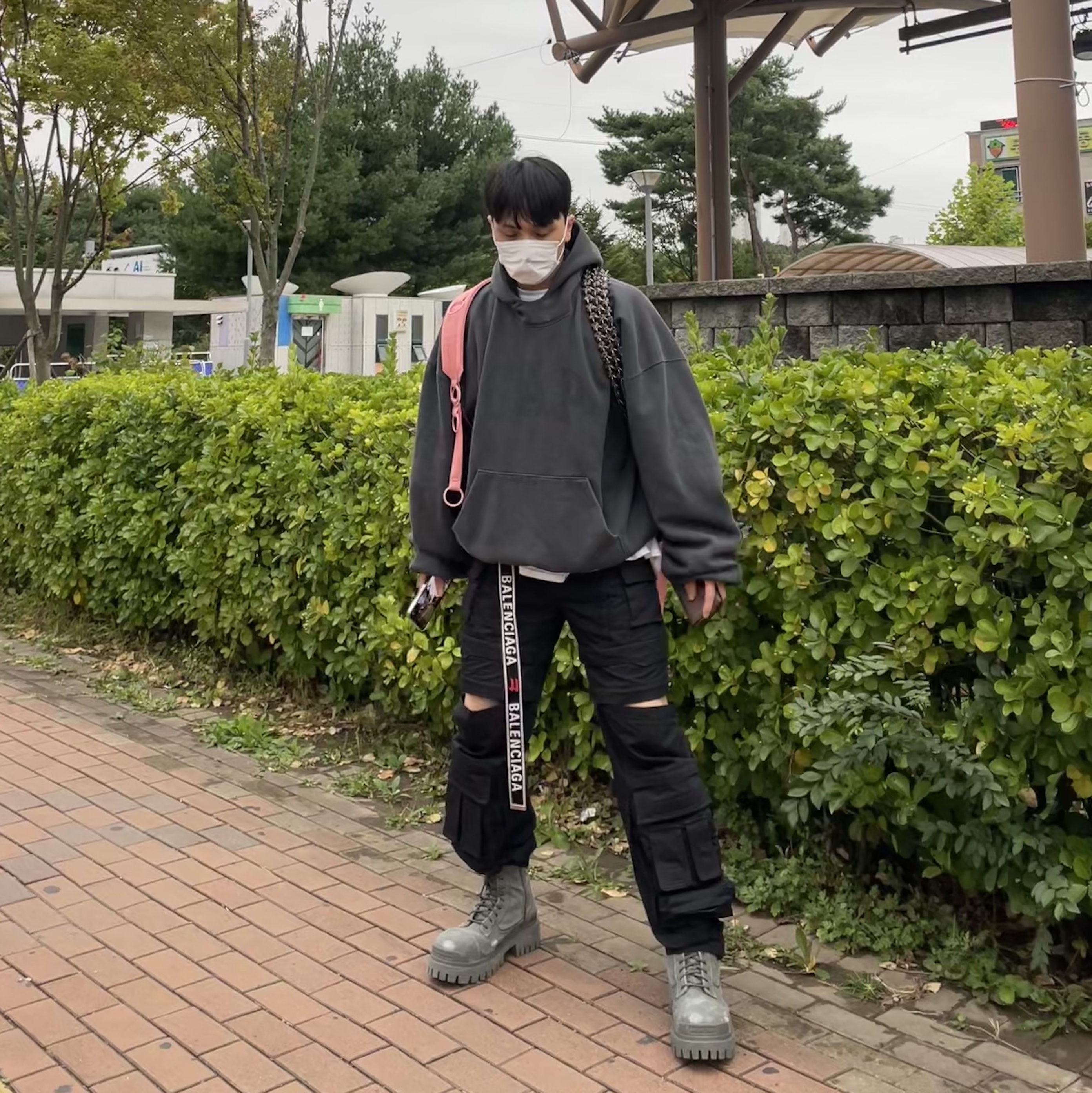Balenciaga D Ring Belt Grey Red, Yeezy Gap Engineered By Balenciaga Dove Hoodie Black 착용 스타일 - 4