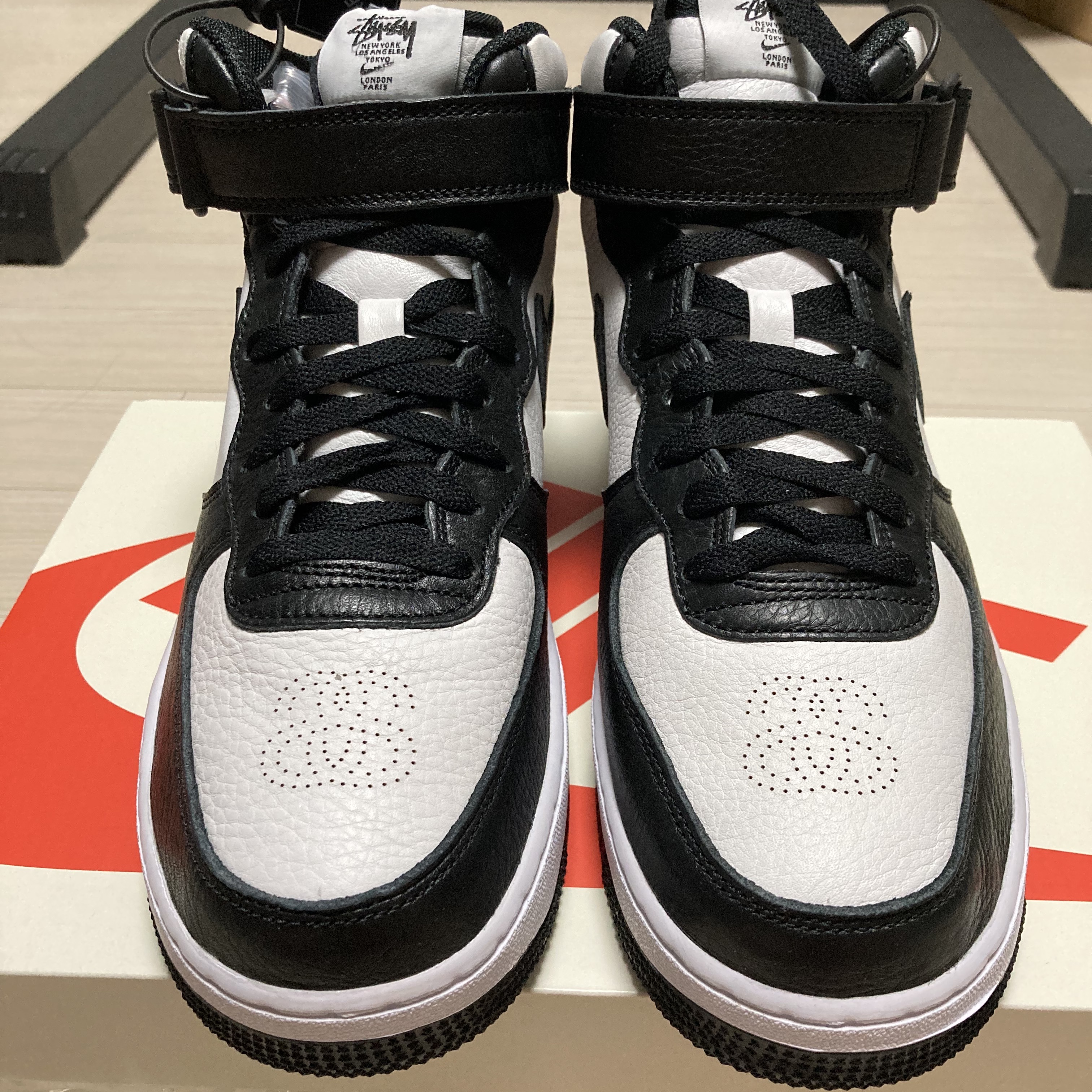 Nike x Stussy Air Force 1 '07 Mid SP Black and Light Bone 착용 스타일 - 1