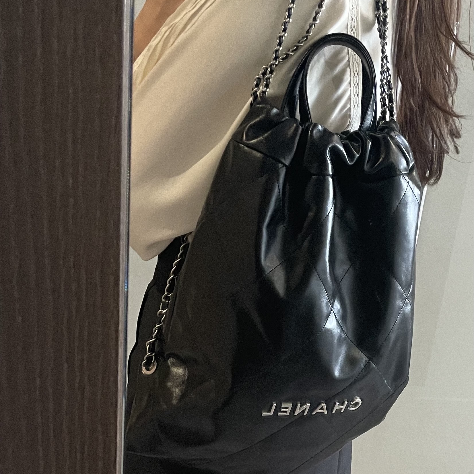 Chanel 22 Backpack Calfskin & Silver Black 착용 스타일