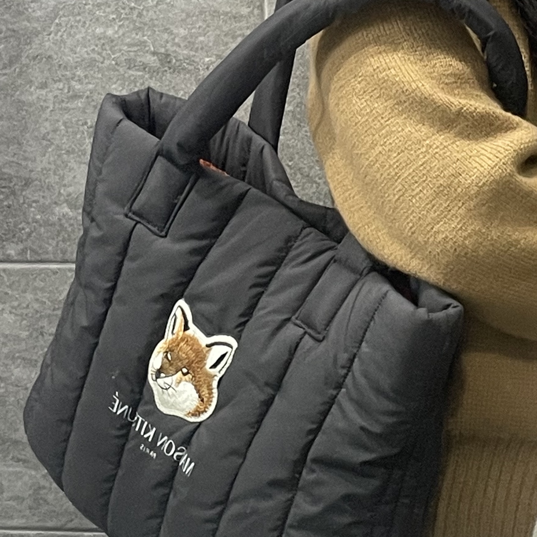 Maison Kitsune x Laneige Padded Bag Navy 착용 스타일 - 2