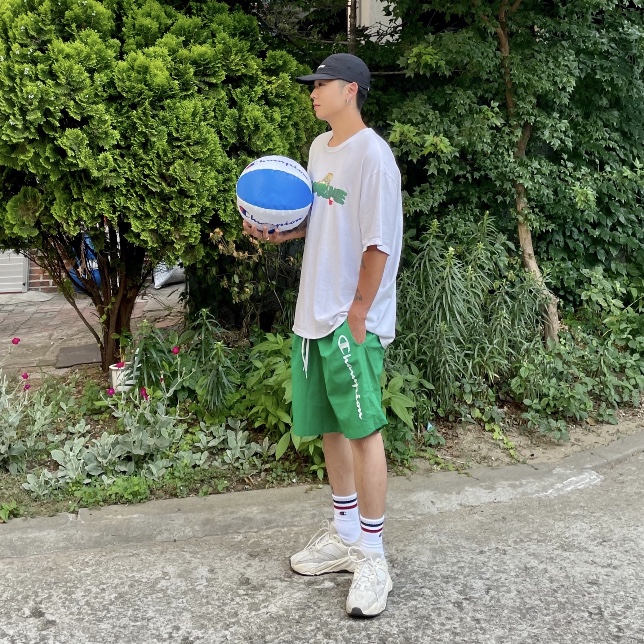 Supreme Lizard T-Shirt White - 20SS, Adidas Yeezy Boost 700 Analog 2019 착용 스타일