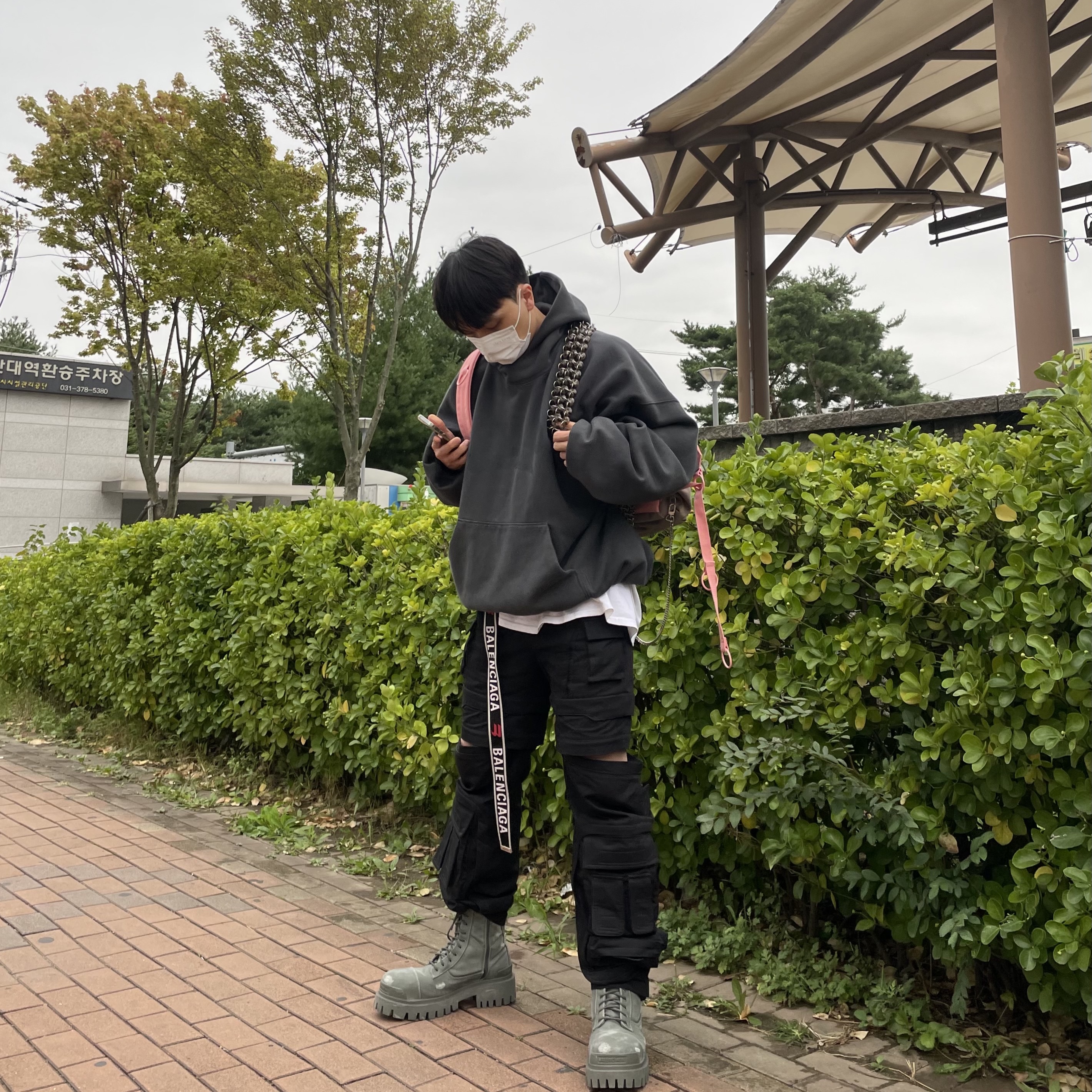 Balenciaga D Ring Belt Grey Red, Yeezy Gap Engineered By Balenciaga Dove Hoodie Black 착용 스타일 - 3
