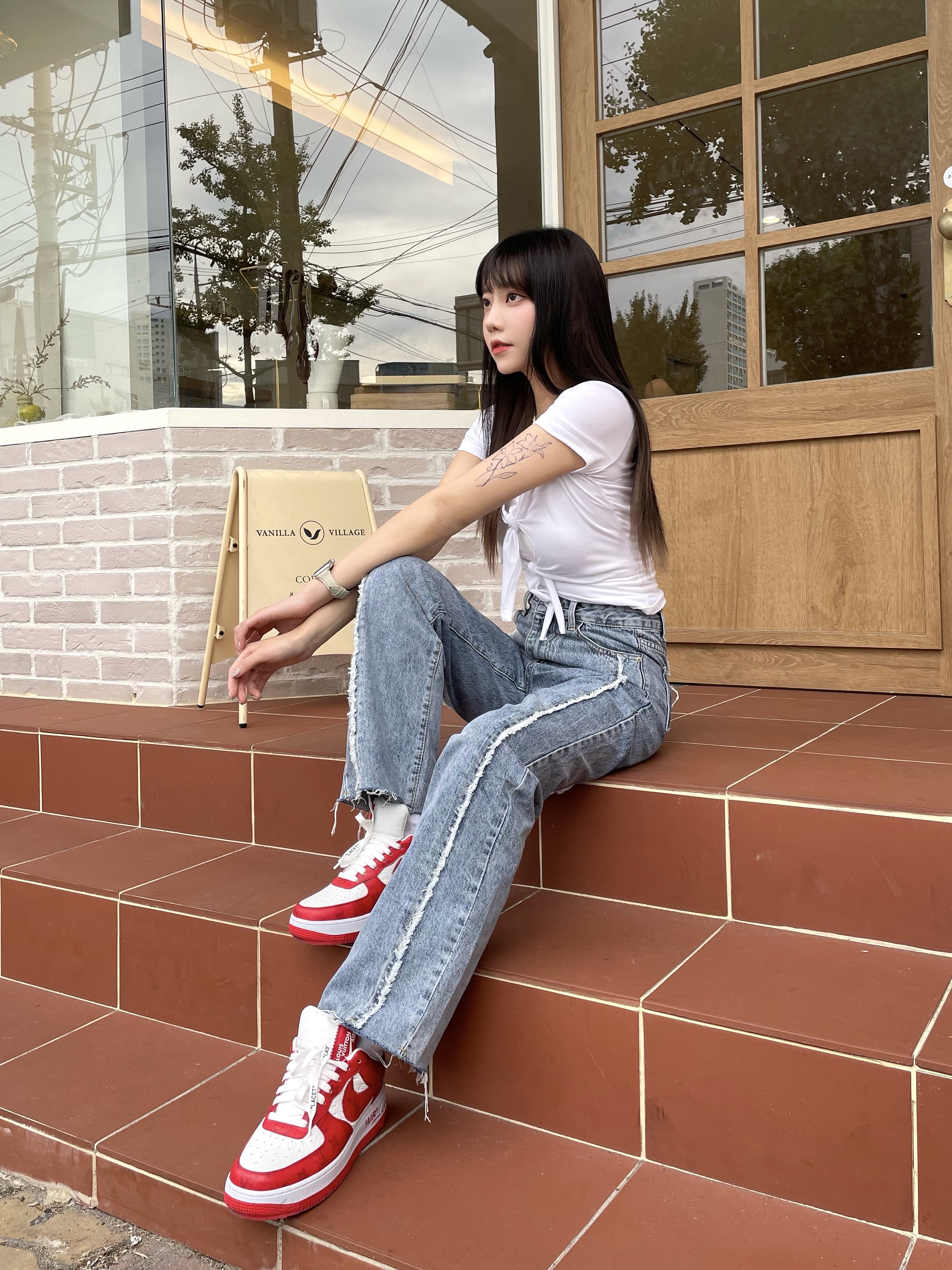 Louis Vuitton x Nike Air Force 1 Low by Virgil Abloh White Comet Red 착용 스타일 - 2