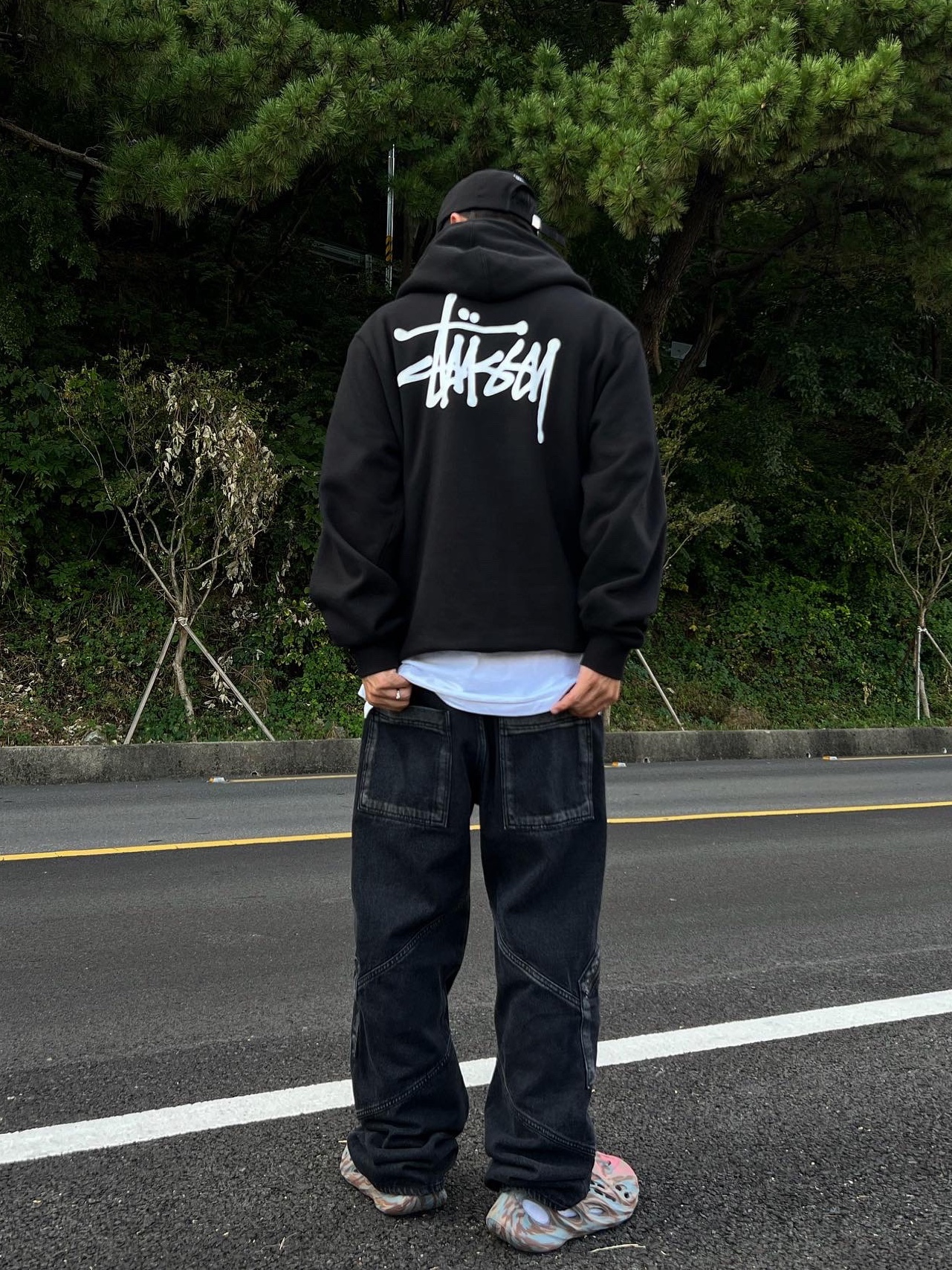 Stussy Basic Stussy Hoodie Black 2021, Adidas Yeezy Foam RNNR MX Sand Grey 착용 스타일