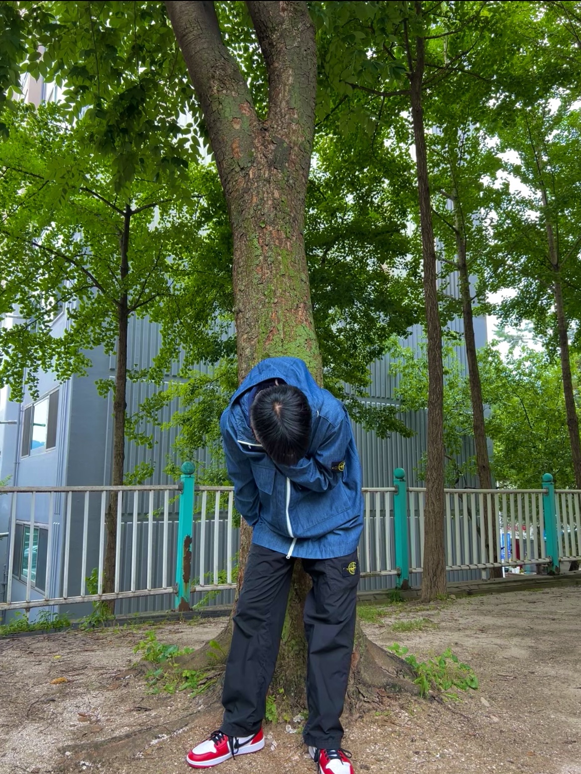 Stone Island 43747 Mac Chambray 3L Hooded Jacket Wash - 21SS, Stone Island 30404 Stretch Broken Twill Garment Dyed Old Treatment Cargo Pants Black - 22SS 착용 스타일 - 1