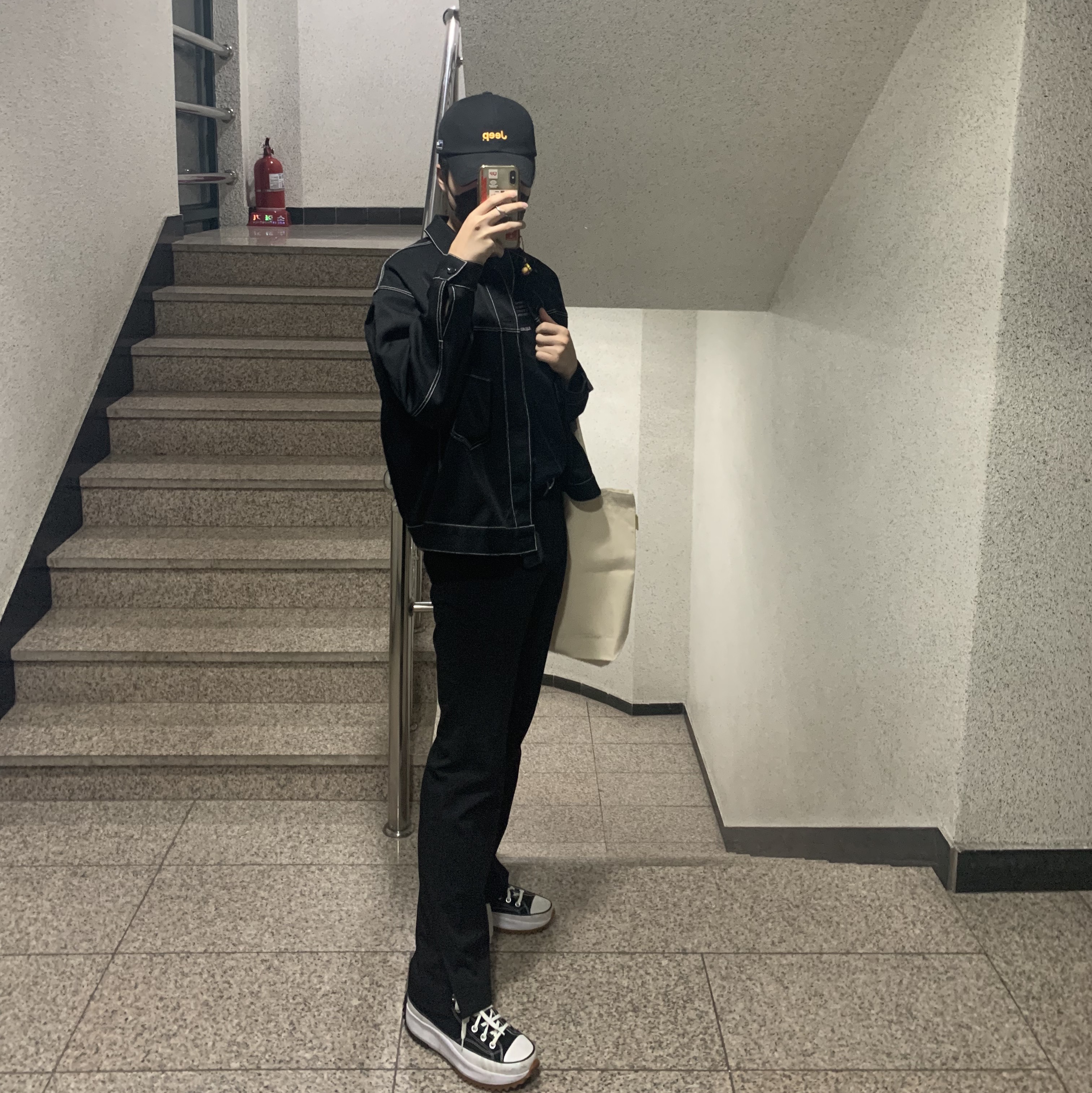 Converse Run Star Hike Hi Black White Gum 착용 스타일 - 1