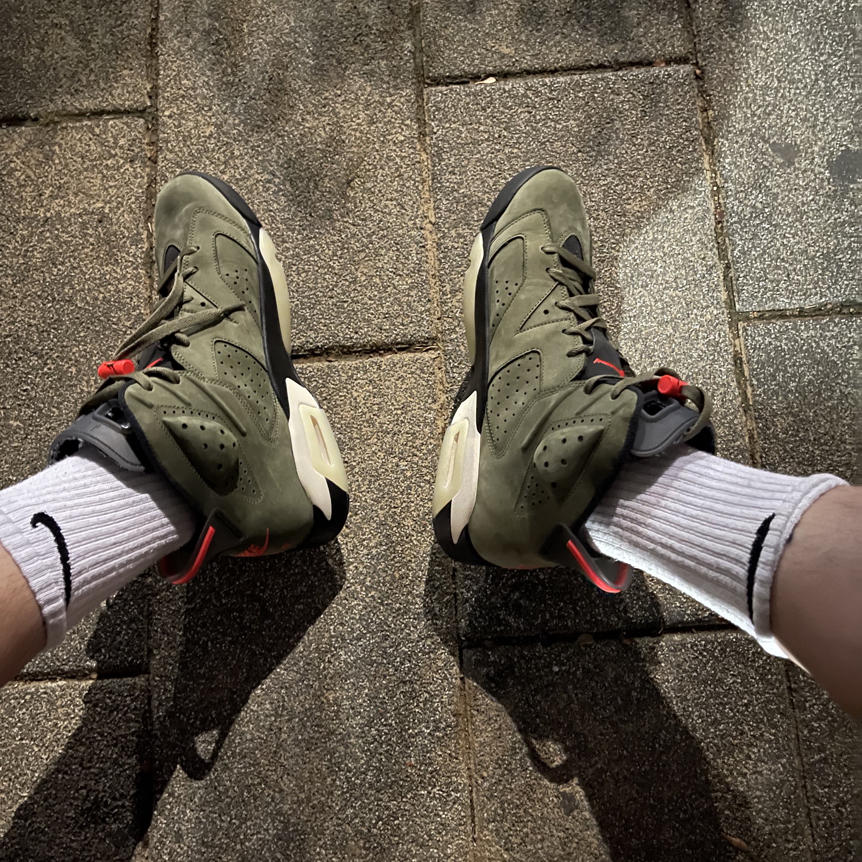 Jordan 6 x Travis Scott Retro Olive 착용 스타일 - 2