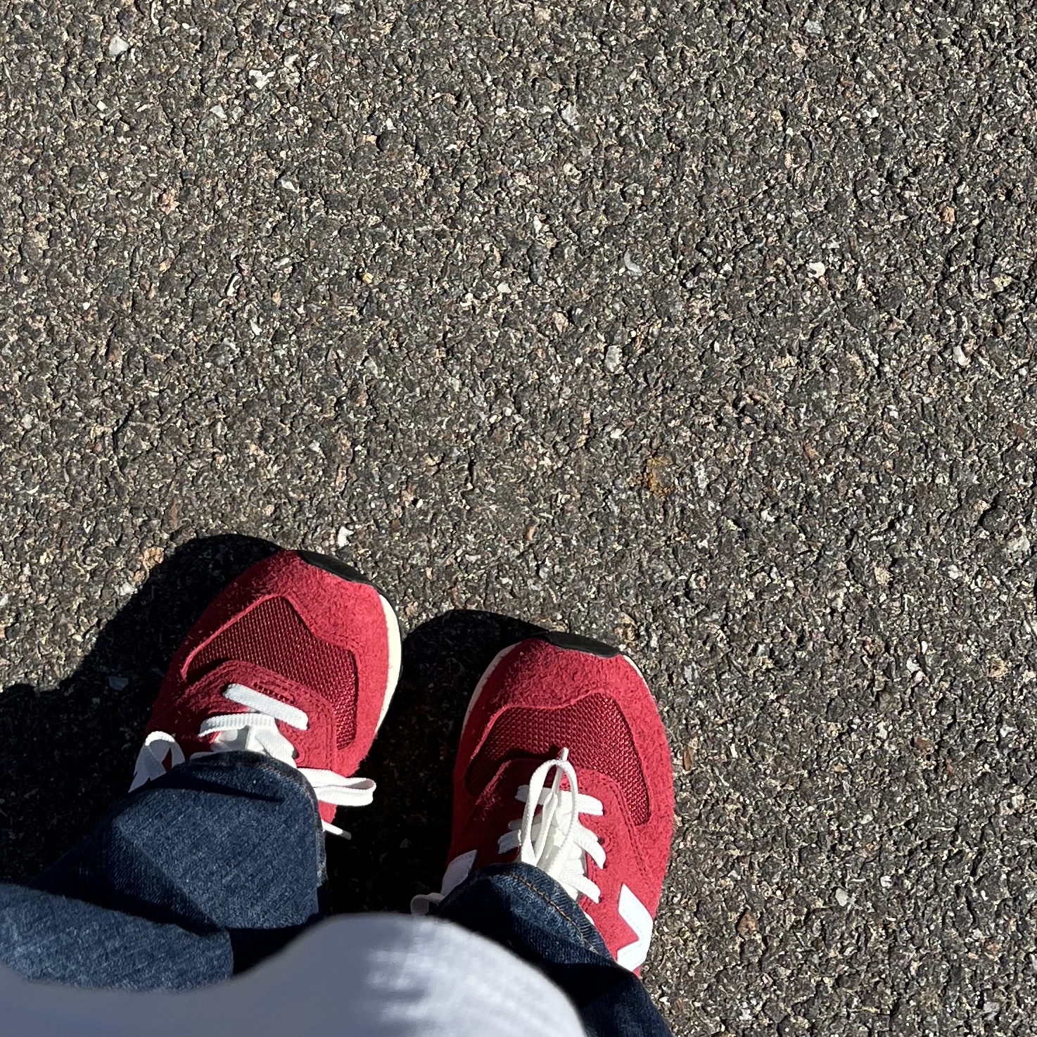 New Balance 574 Heritage Red 착용 스타일