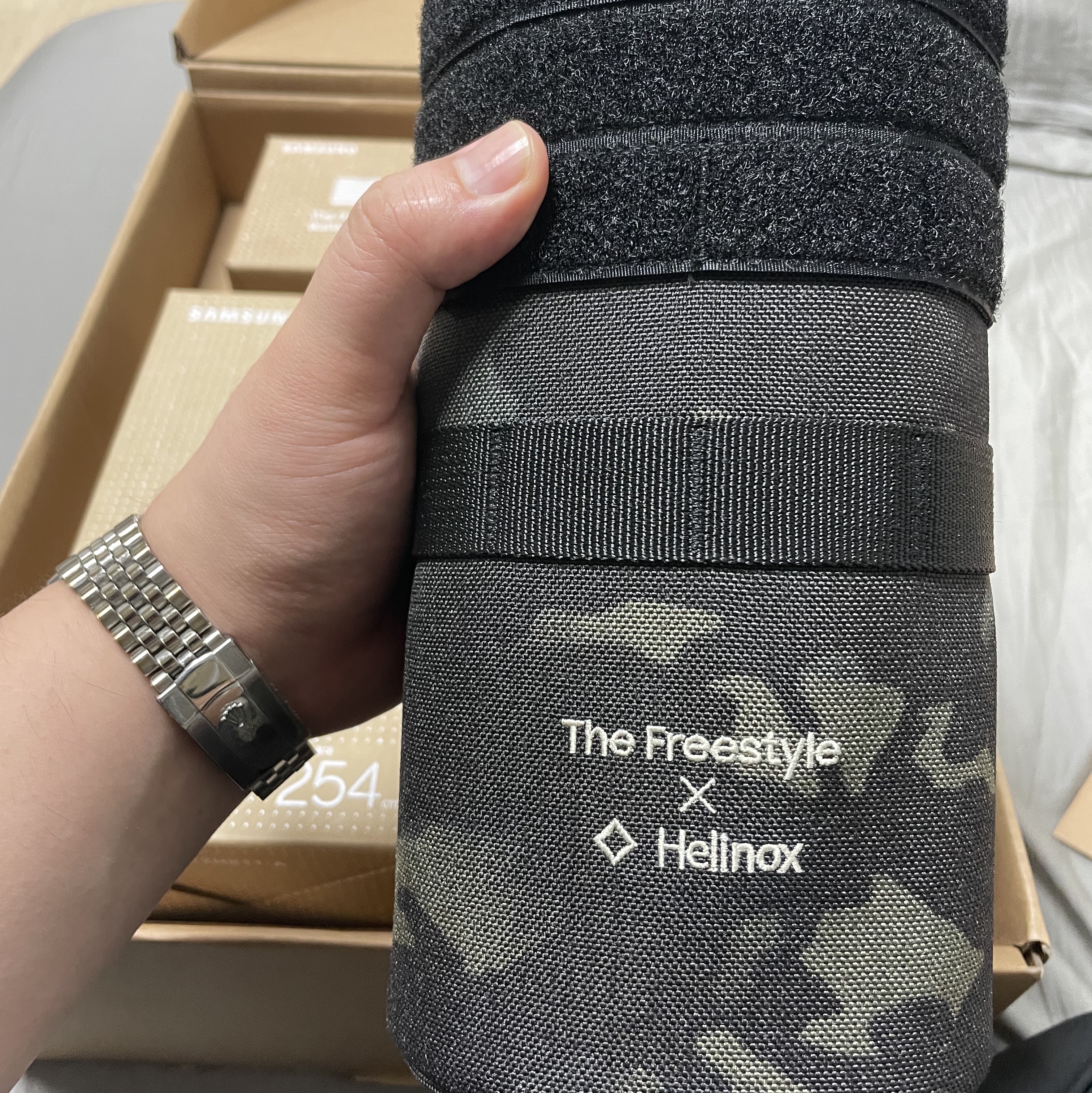Samsung x Helinox The Freestyle Special Edition Package Dark Olive Green (Korean Ver.) 착용 스타일
