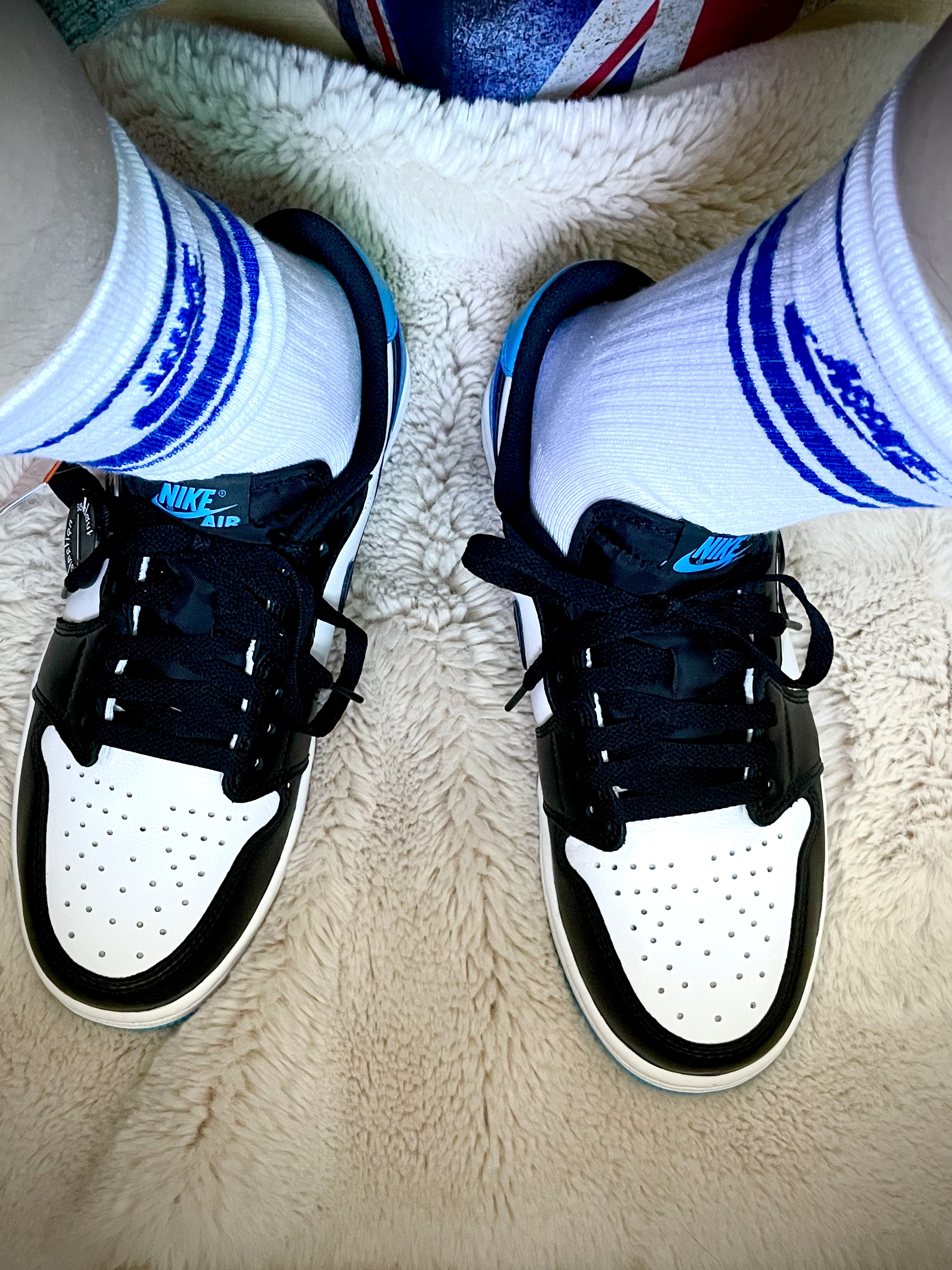 Jordan 1 Retro Low OG Black and Dark Powder Blue 착용 스타일