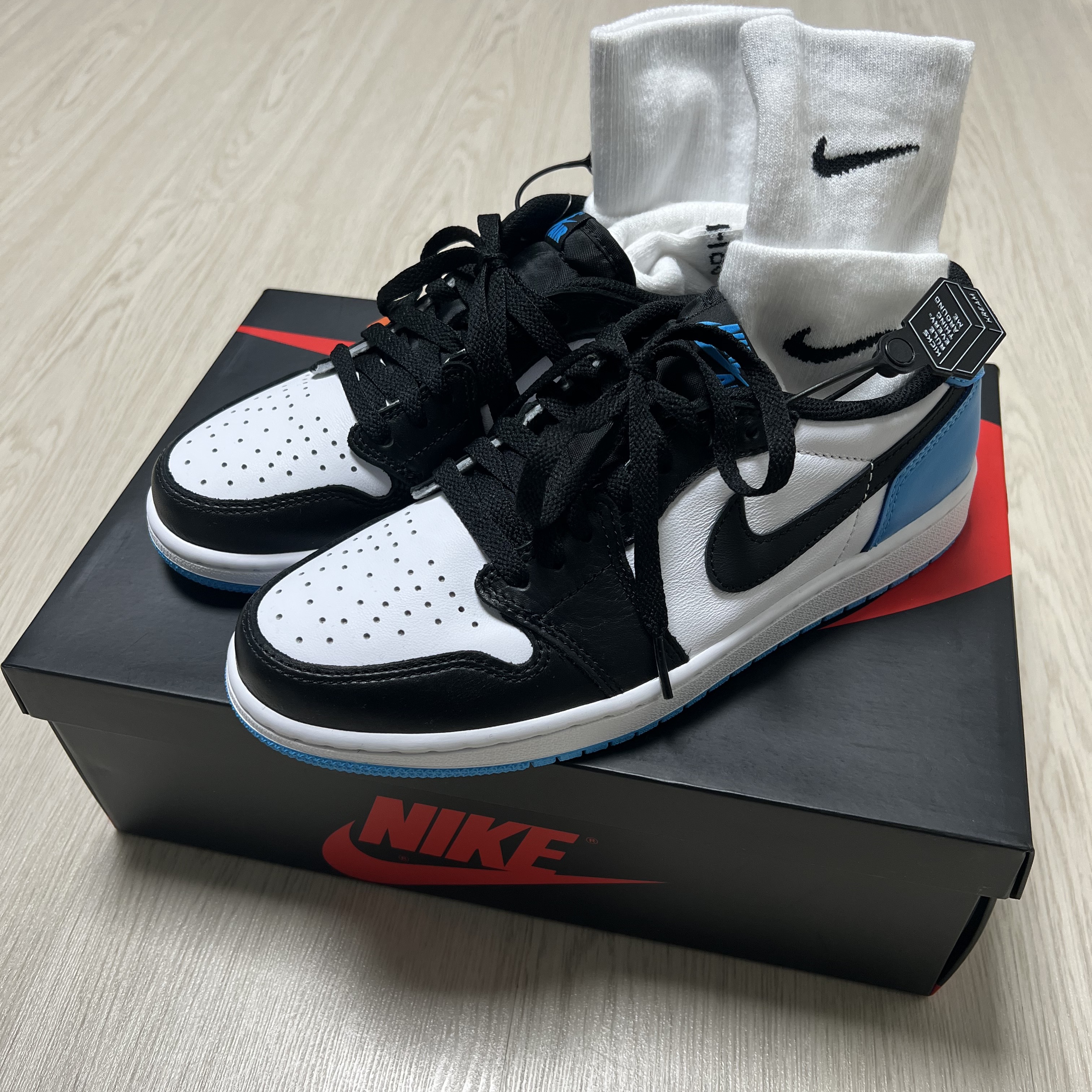 Jordan 1 Retro Low OG Black and Dark Powder Blue 착용 스타일