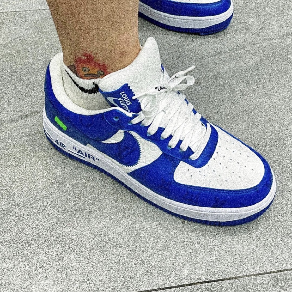 Louis Vuitton x Nike Air Force 1 Low by Virgil Abloh White Team Royal 착용 스타일 - 2