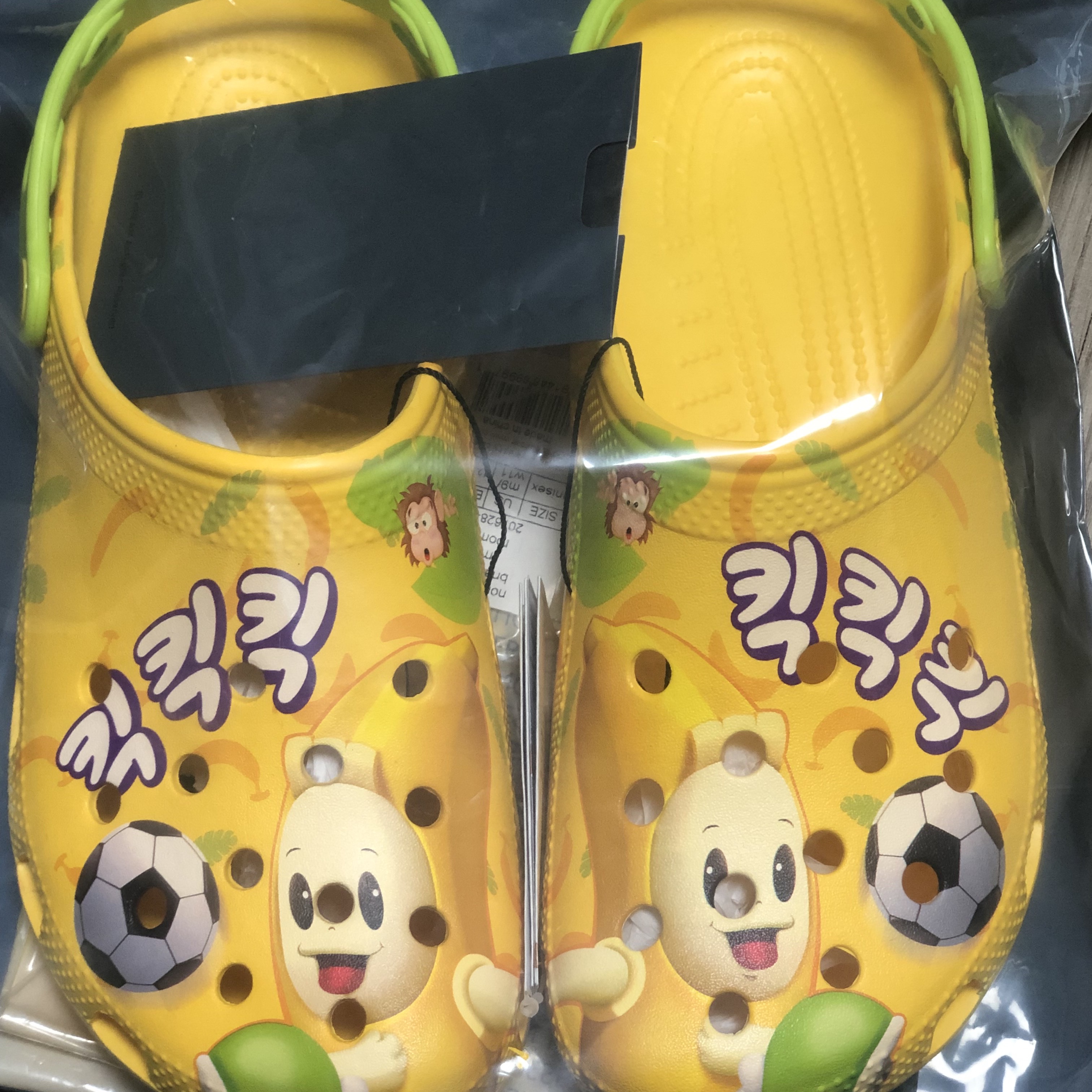 Crocs x Nongshim Classic Clog Banana Kick 착용 스타일 - 2