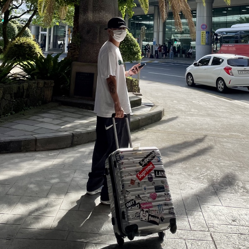 Nike x Stussy Beach Pants Off Noir, Jordan 4 Retro University Blue 착용 스타일