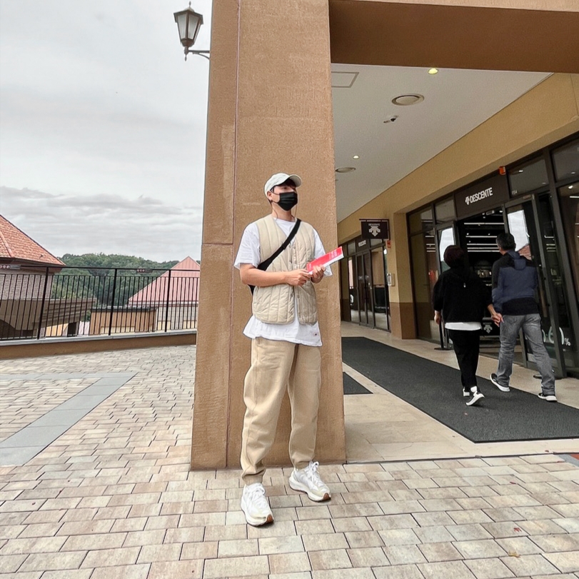 Nike x Sacai VaporWaffle White and Gum, Nike x Billie Eilish NRG Fleece Pants Mushroom - Asia 착용 스타일 - 2