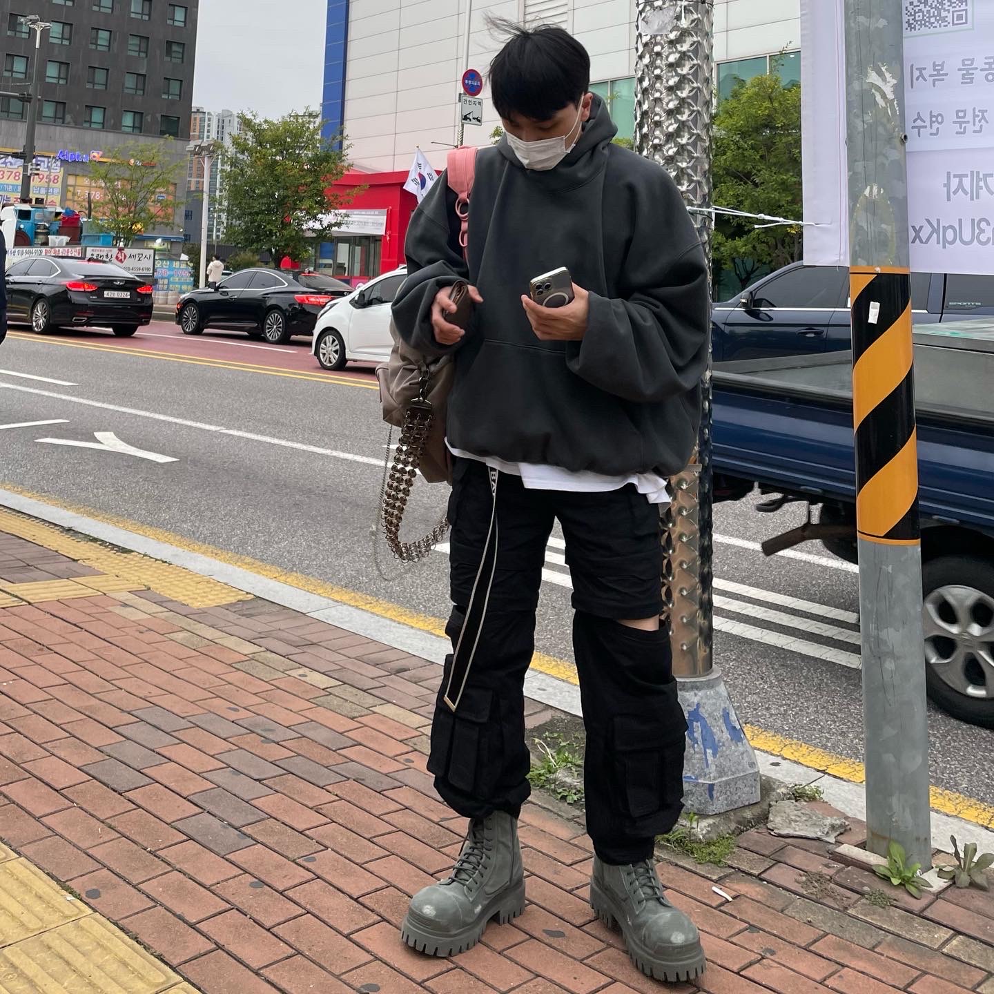 Balenciaga D Ring Belt Grey Red, Yeezy Gap Engineered By Balenciaga Dove Hoodie Black 착용 스타일 - 1