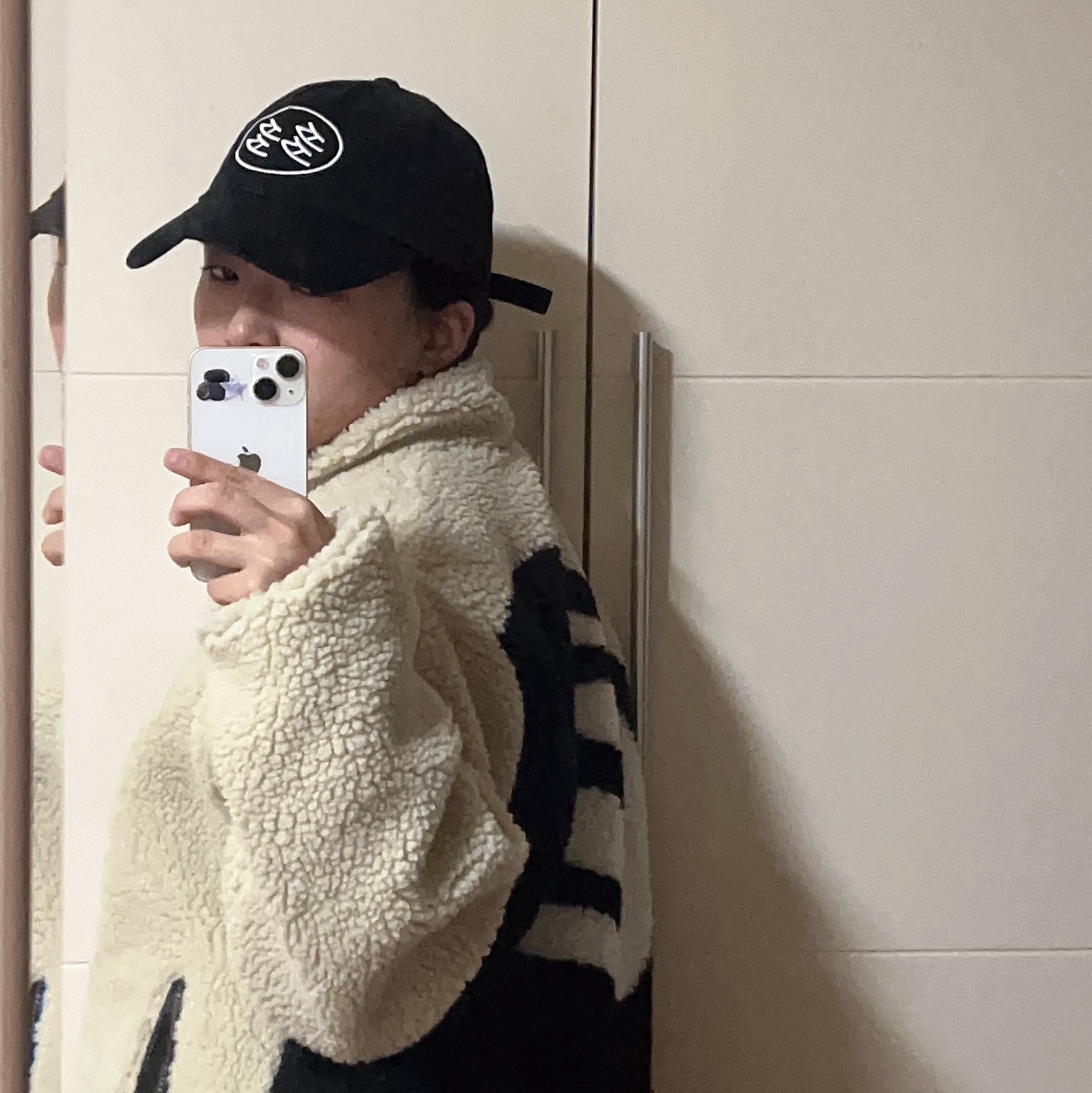 Stussy 8 Ball Sherpa Jacket Natural 착용 스타일