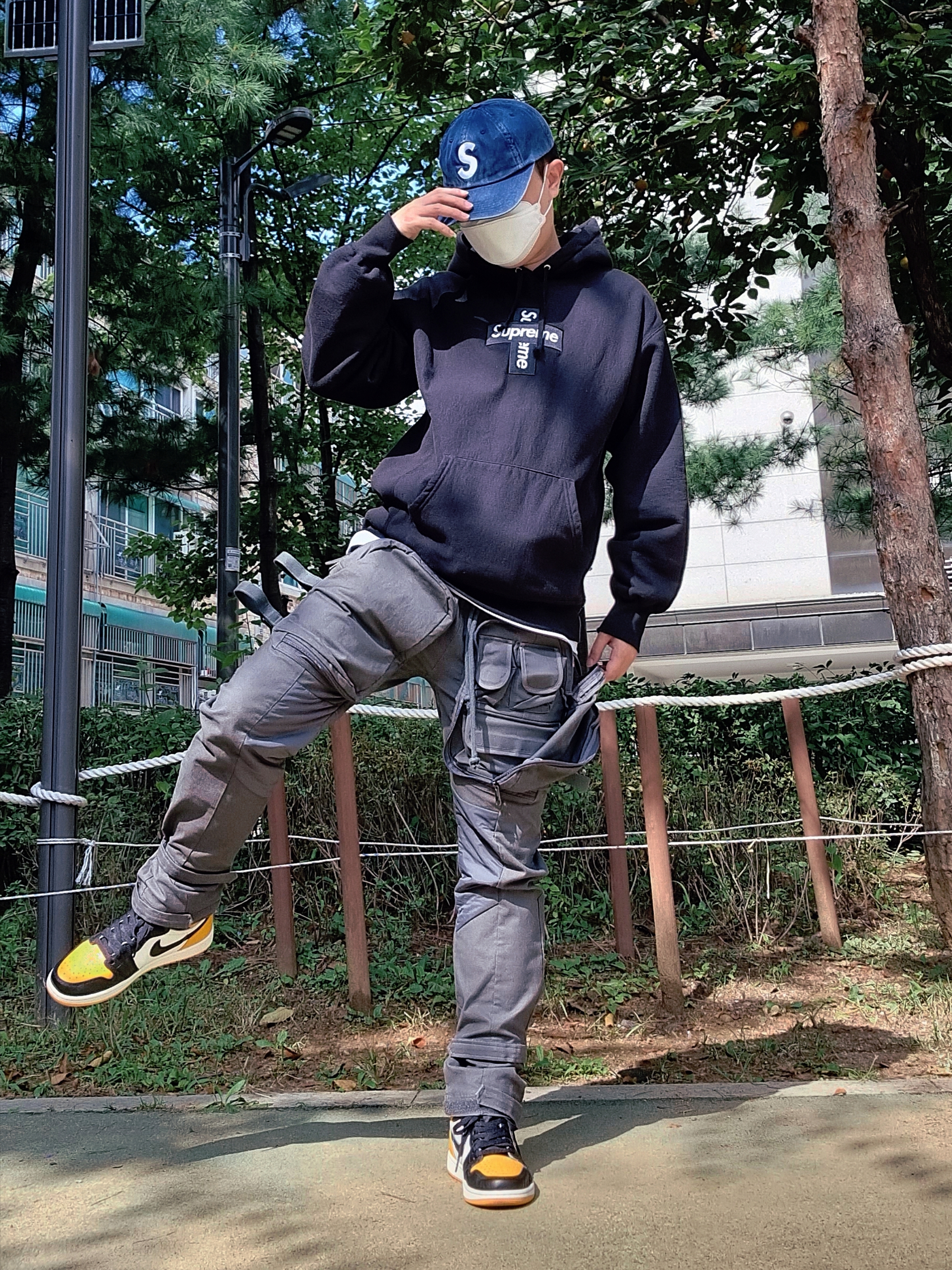 Jordan 1 Retro High OG Taxi, Supreme Pigment Print S Logo 6-Panel Indigo - 22FW 착용 스타일