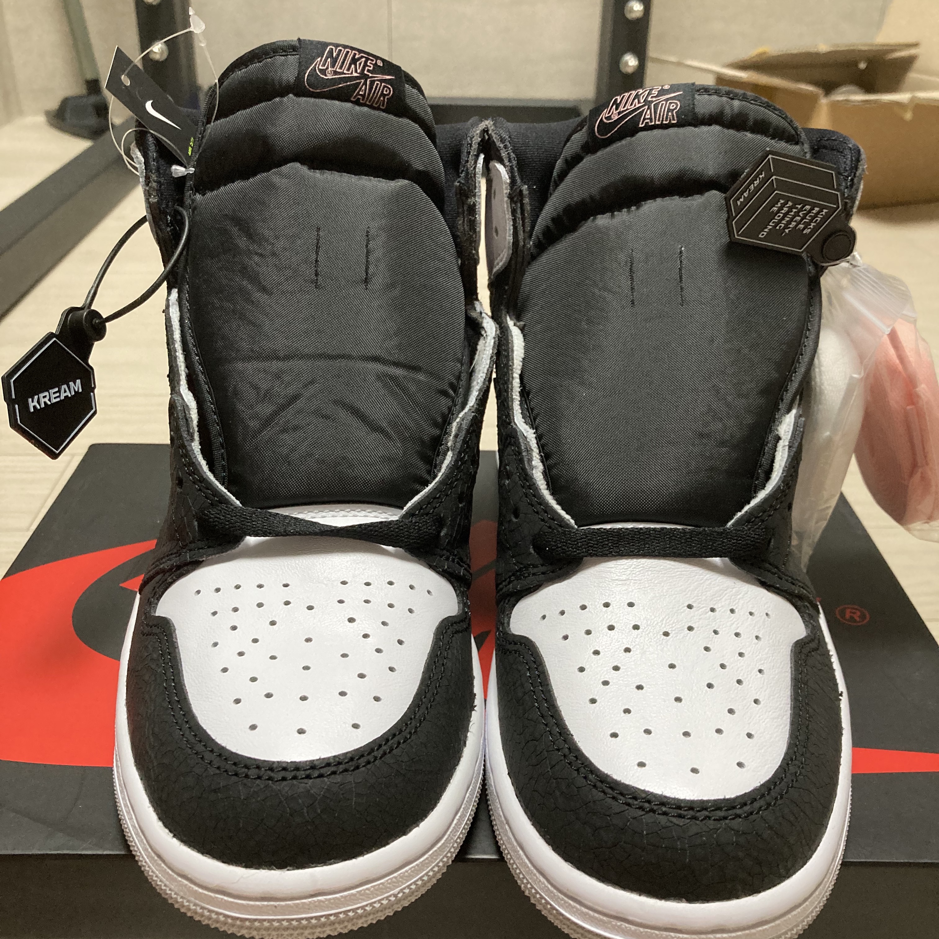 Jordan 1 Retro High OG Bleached Coral 착용 스타일 - 1