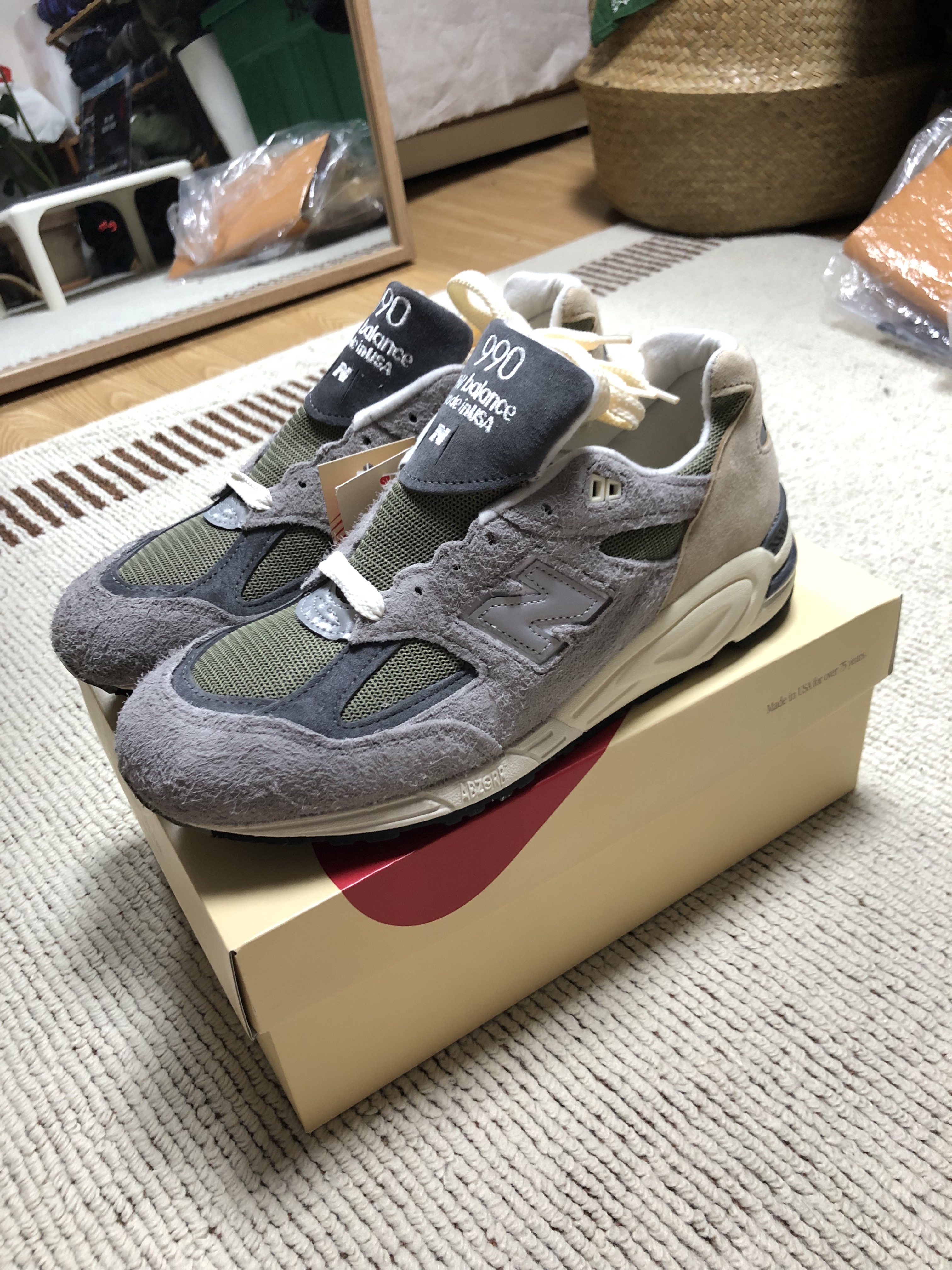 New Balance 990v2 Made in USA Marblehead Incense 착용 스타일 - 1
