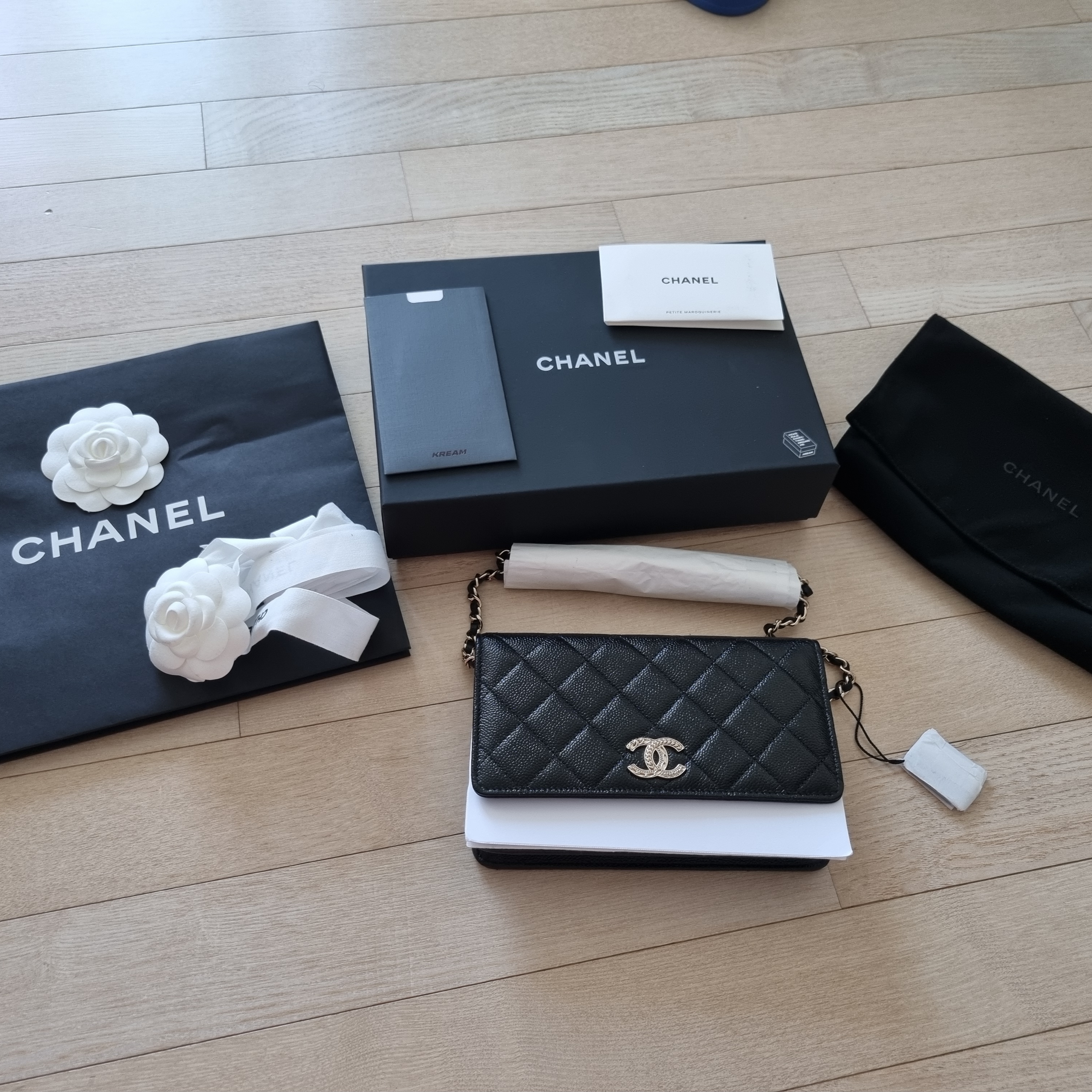 Chanel Wallet On Chain Grained Calfskin & Gold Black 착용 스타일 - 1