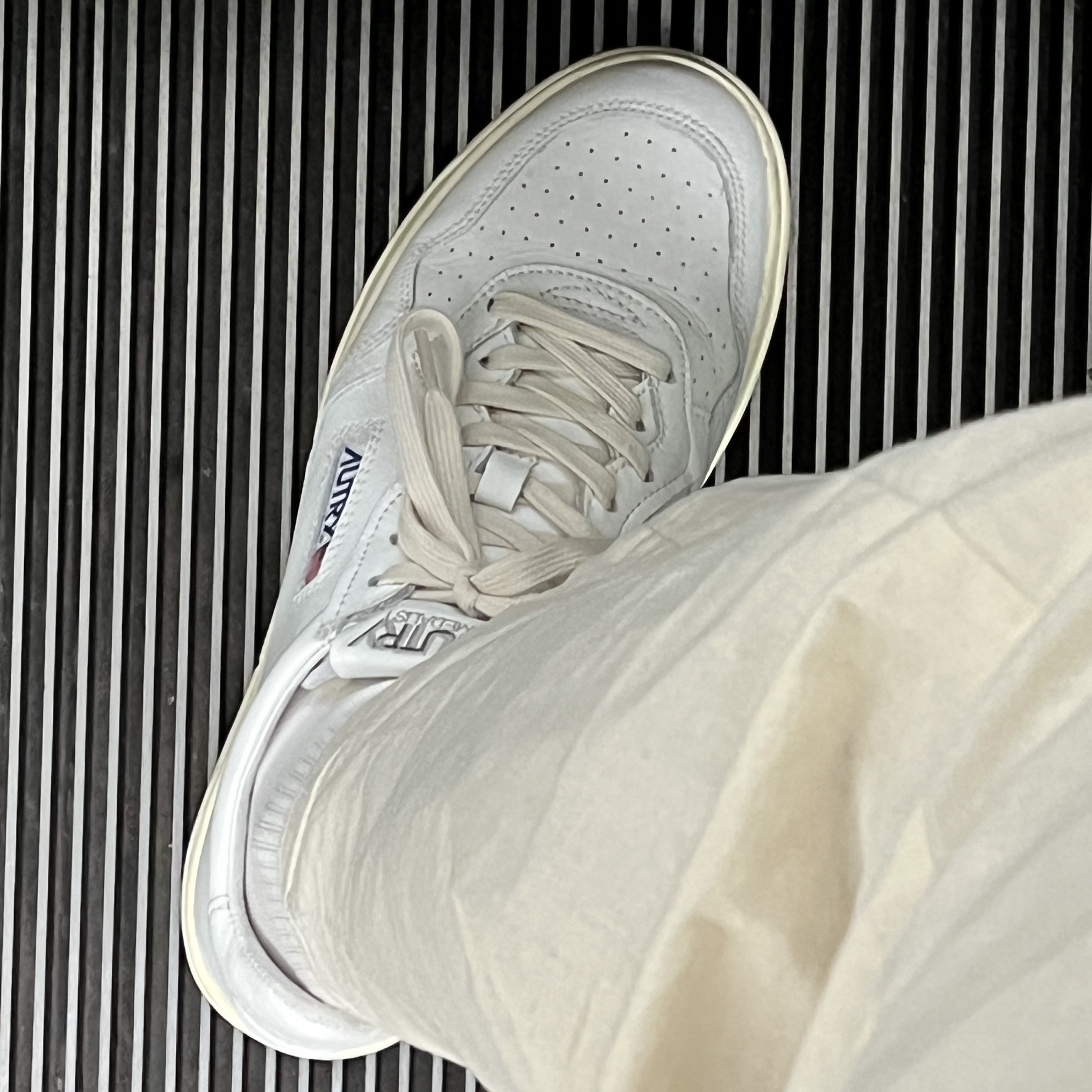 Autry Medalist Low Leather Sneakers White 착용 스타일