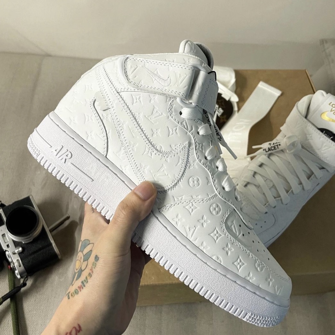 Louis Vuitton x Nike Air Force 1 Mid by Virgil Abloh White, Louis Vuitton x Nike Air Force 1 Low by Virgil Abloh White Team Royal 착용 스타일 - 4