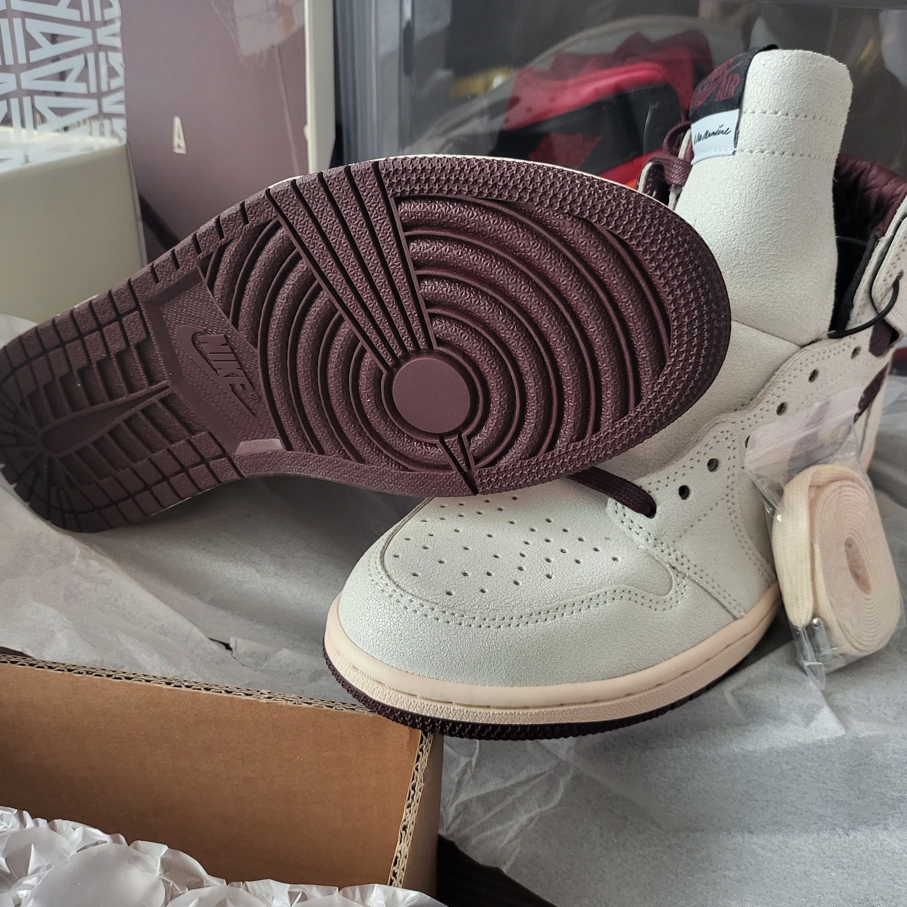 Jordan 1 x A Ma Maniere Retro High OG SP Sail and Burgundy 착용 스타일 - 3