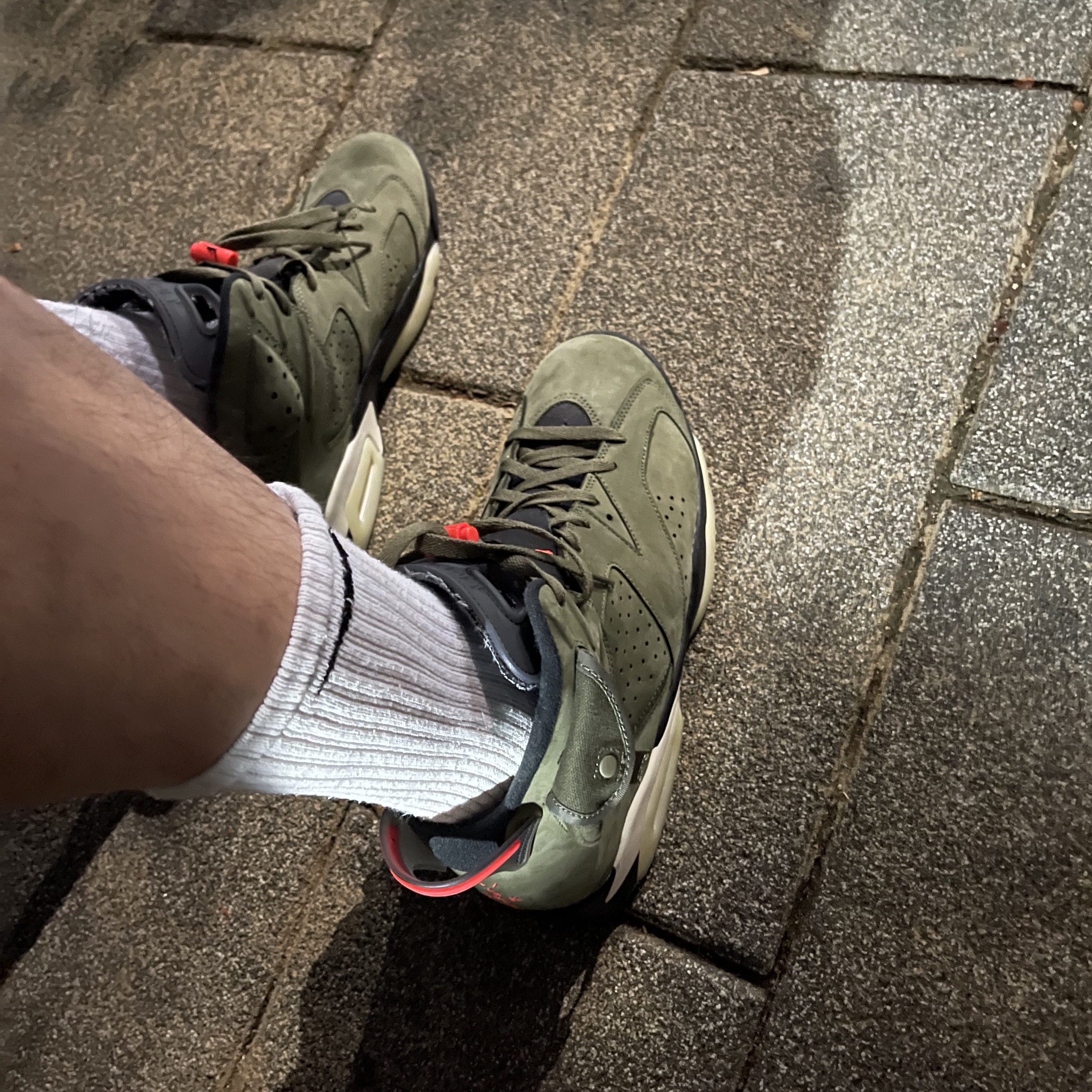 Jordan 6 x Travis Scott Retro Olive 착용 스타일 - 3