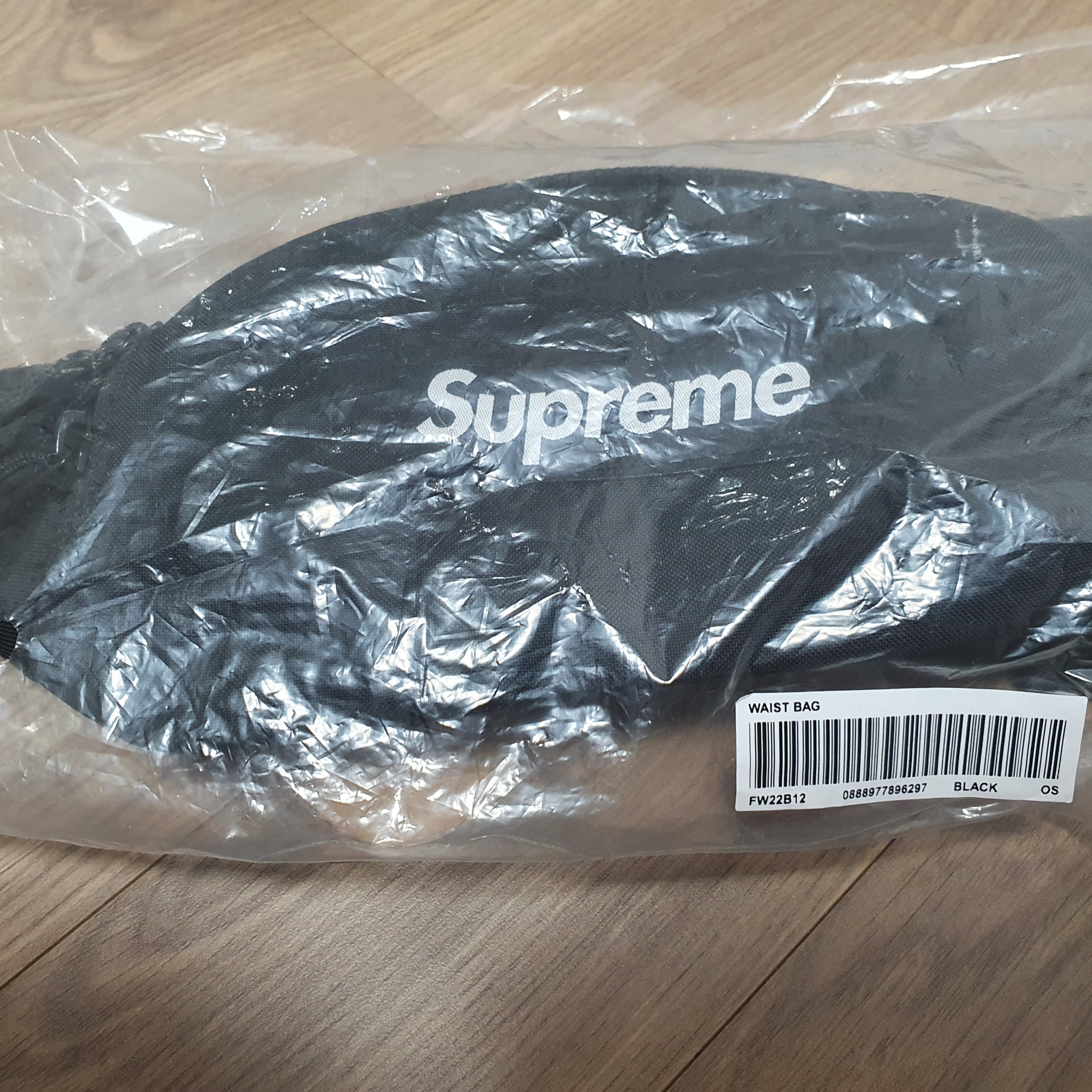 Supreme Small Waist Bag Black - 22FW 착용 스타일 - 1