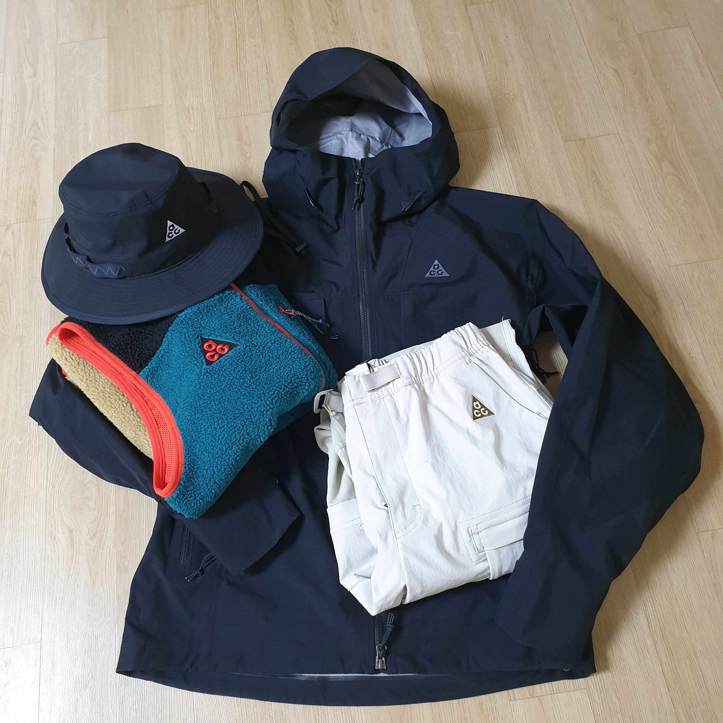 Nike ACG Gore-Tex Misery Ridge Jacket Black - US/EU, Nike ACG Smith Summit Cargo Pants Light Bone - Asia 착용 스타일