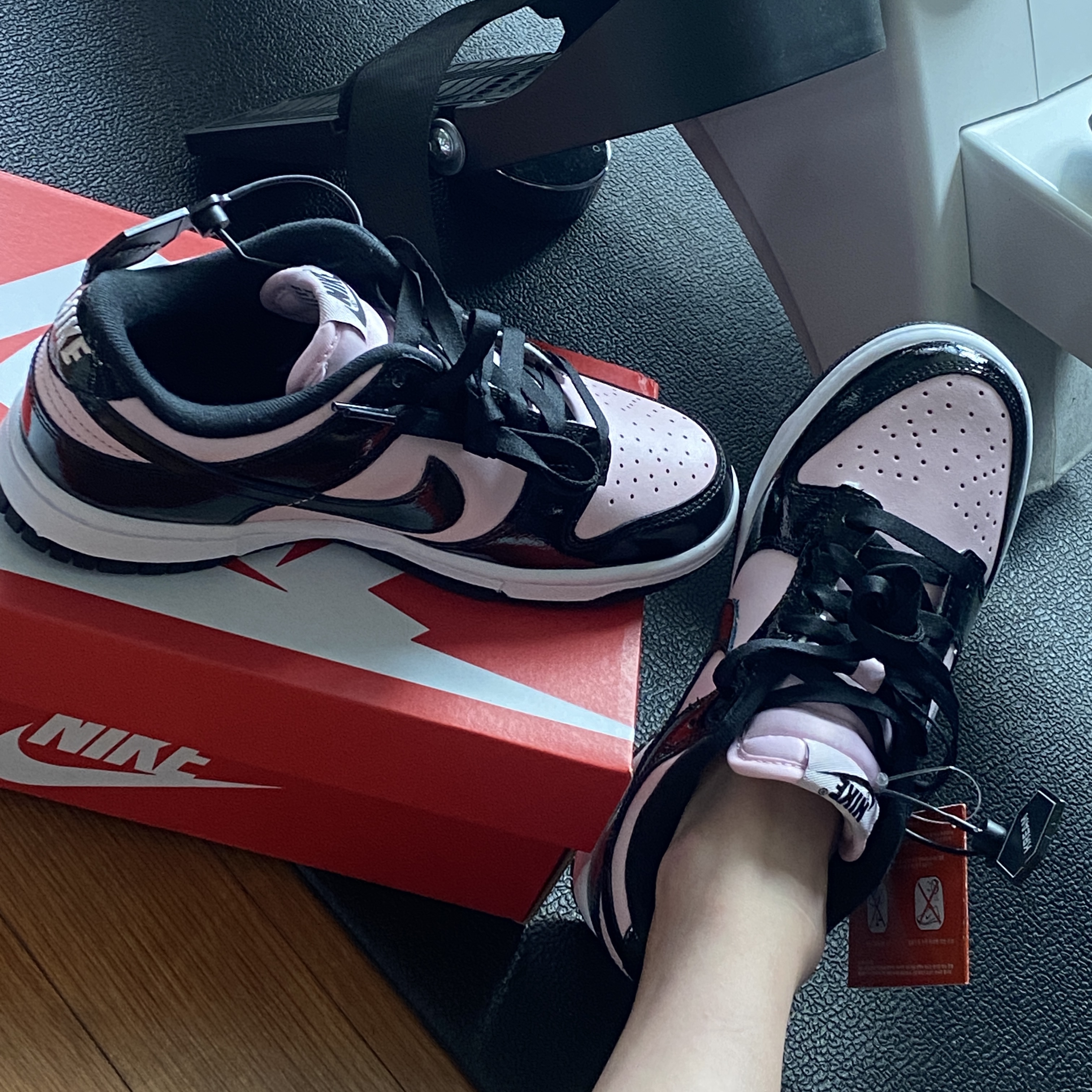 (W) Nike Dunk Low Essential Pink Foam Black 착용 스타일
