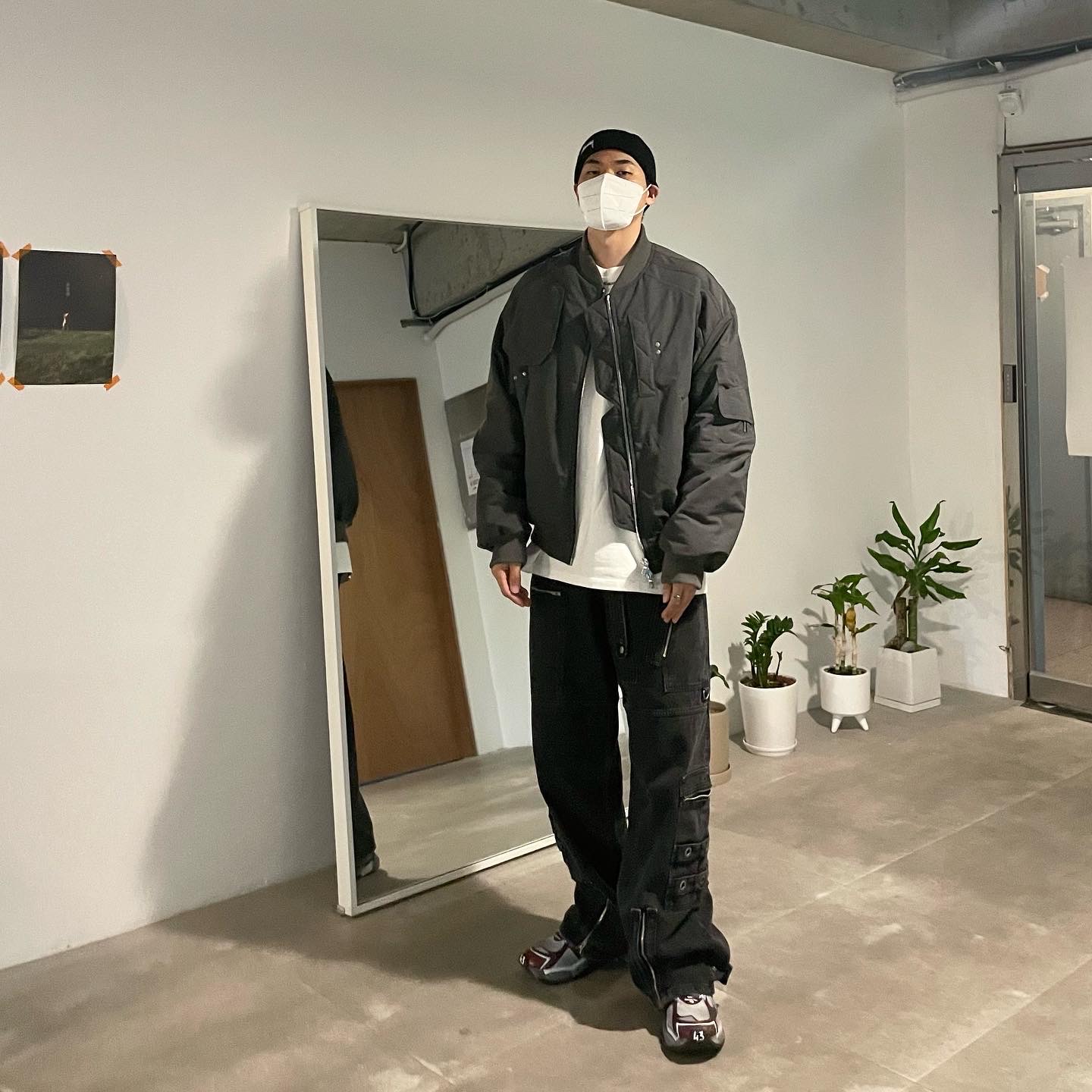 Undermycar Ababell Multi Flap Oversized Bomber Balsam Green - 22SS, Balenciaga Runner Sneakers Grey Burgundy 착용 스타일