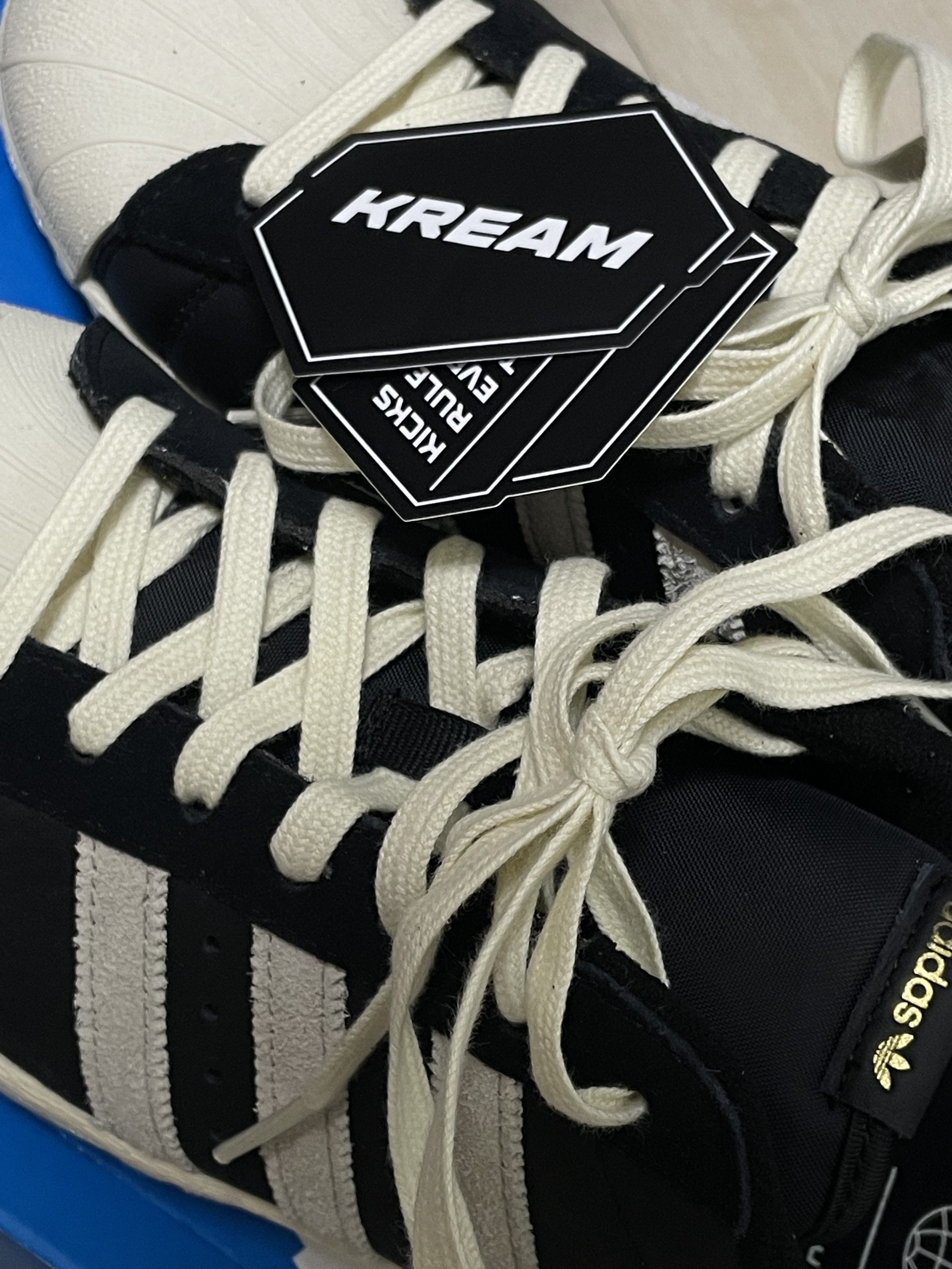 Adidas Superstar 82 Black White 착용 스타일 - 2